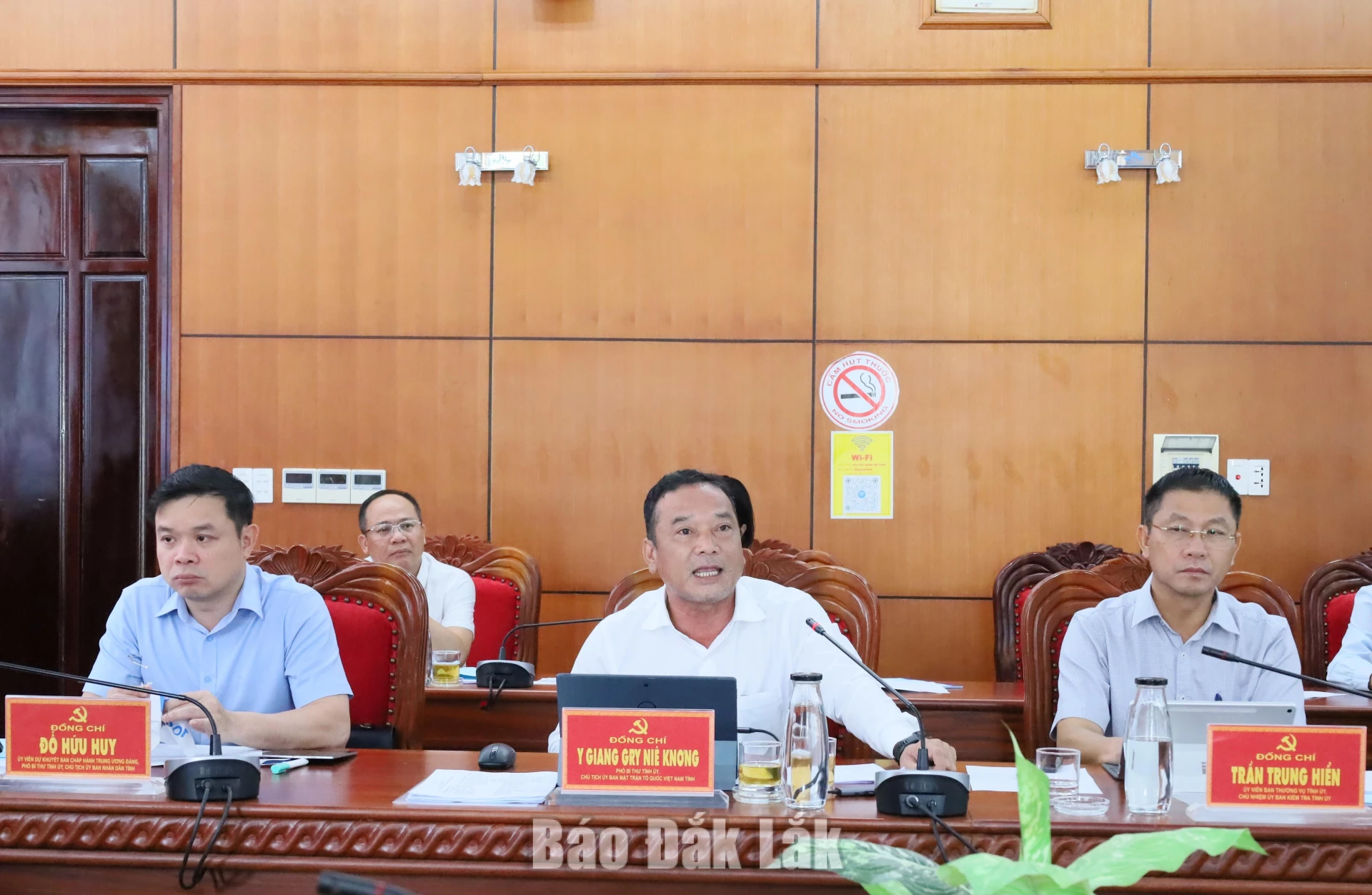 Đồng chí Y Giang Gry Niê Knơng, Phó Bí thư Tỉnh ủy, Chủ tịch Ủy ban MTTQ Việt Nam tỉnh phát biểu ý kiến.