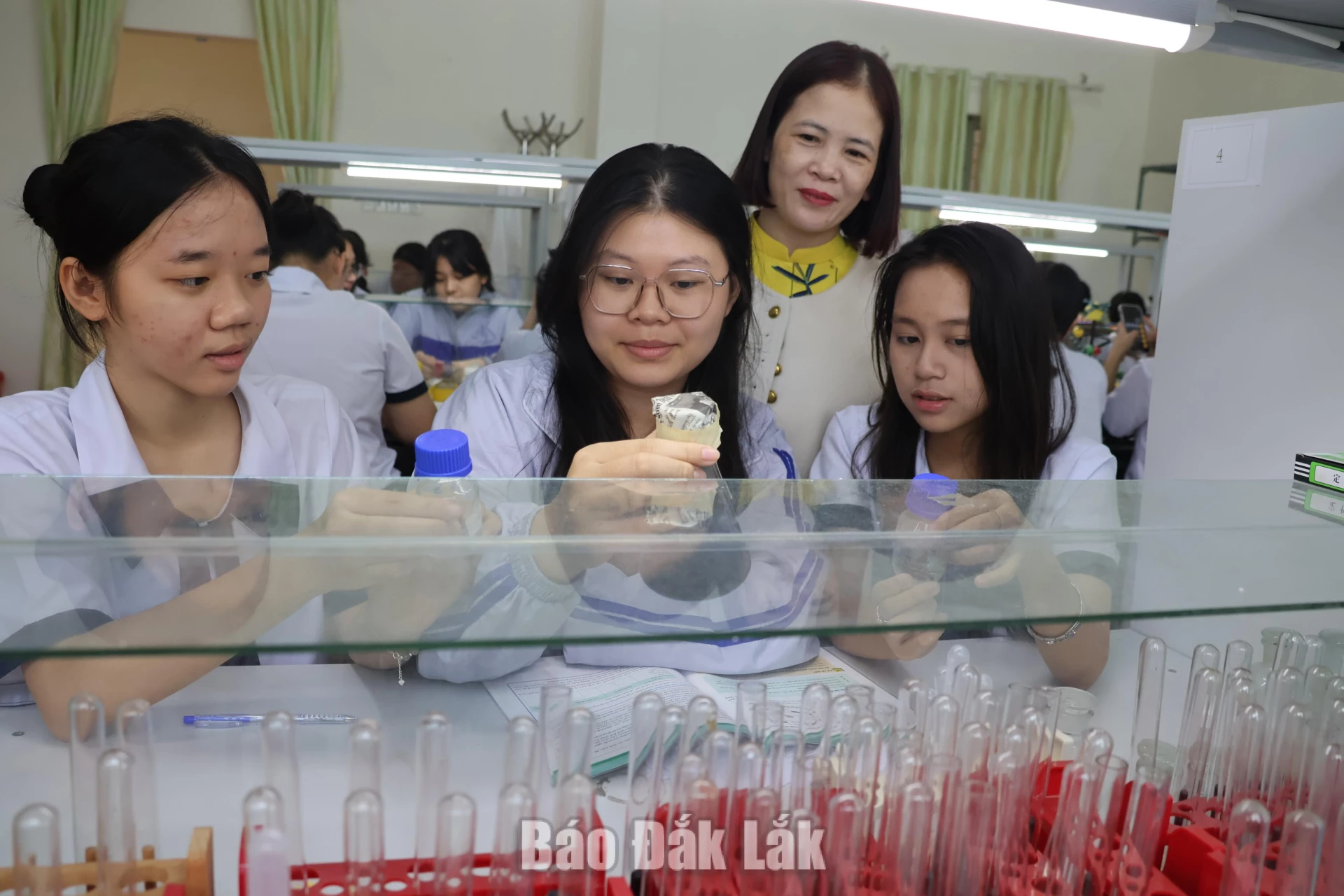 Giờ học thực hành của học sinh Trường THPT Chuyên Nguyễn Du (phường Tân An).