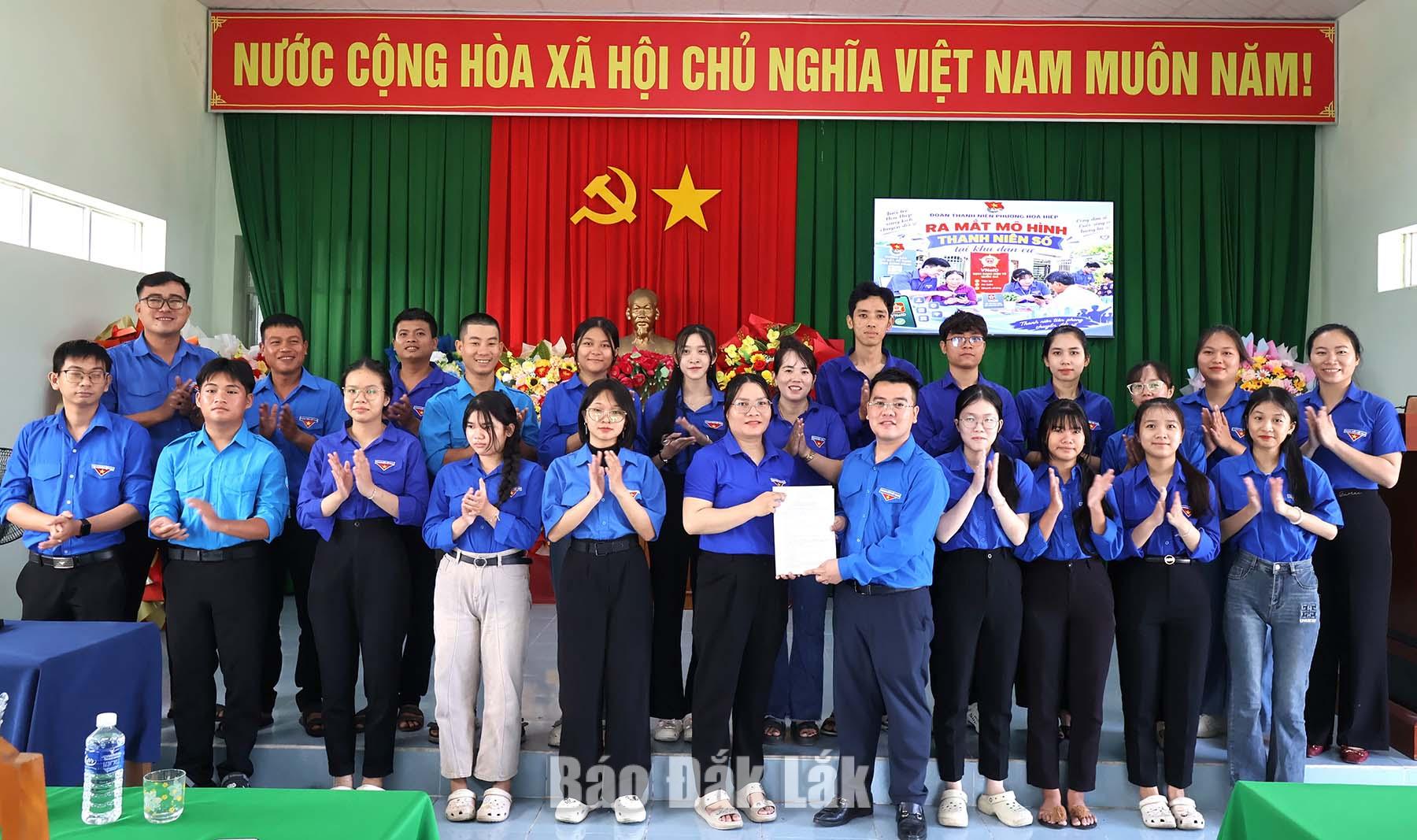 Hòa Hiệp ra mắt mô hình “Thanh niên số tại khu dân cư” 1 Đại diện Đoàn phường Hòa Hiệp chúc mừng các thành viên của mô hình “Thanh niên số tại khu dân cư” và tuyên truyền “Bình dân học vụ số”.
