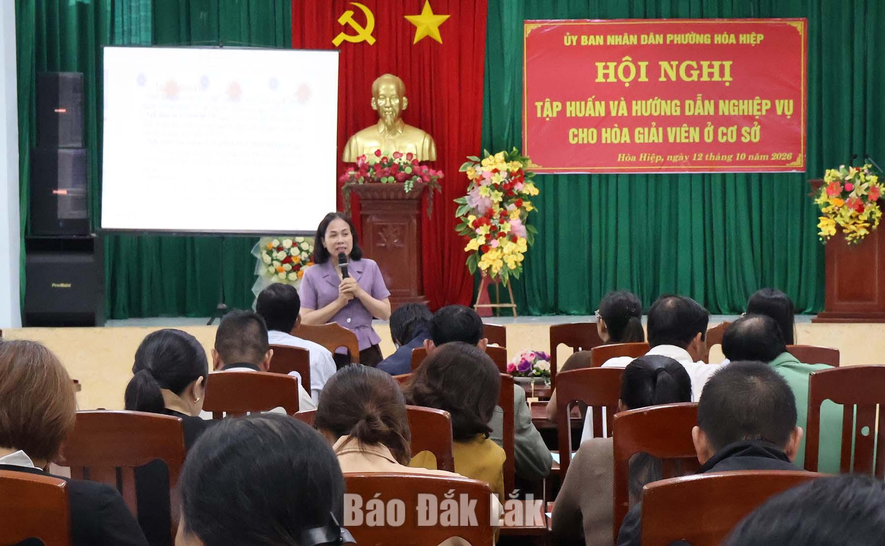 Hòa Hiệp tập huấn nghiệp vụ cho 138 hòa giải viên ở cơ sở 1 Báo cáo viên hướng dẫn các kỹ năng hòa giải ở cơ sở cho học viên.