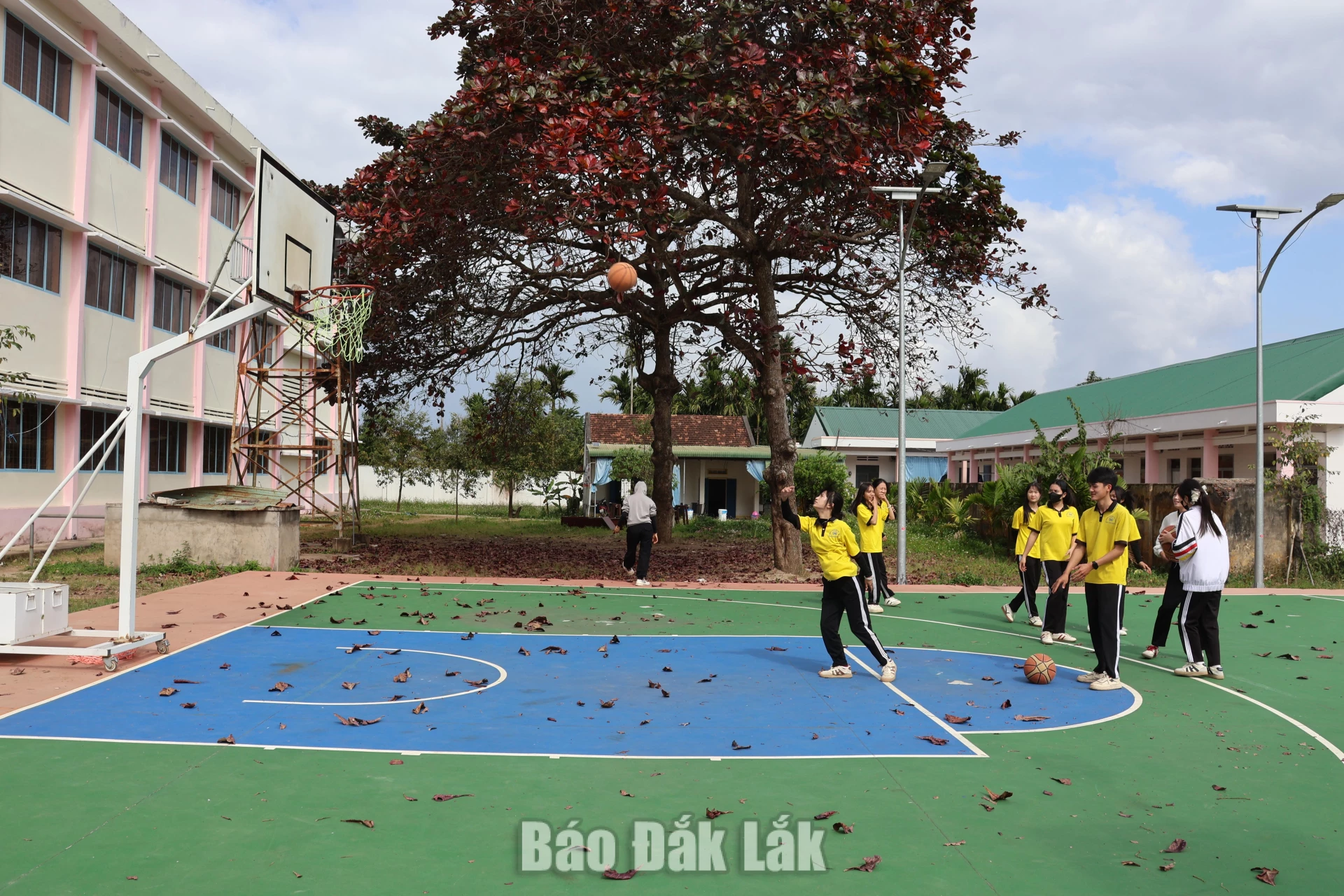 Học sinh chơi thể thao trong giờ ra chơi tại Trường THPT số 1 Phan Đình Phùng (xã Ea Kly).