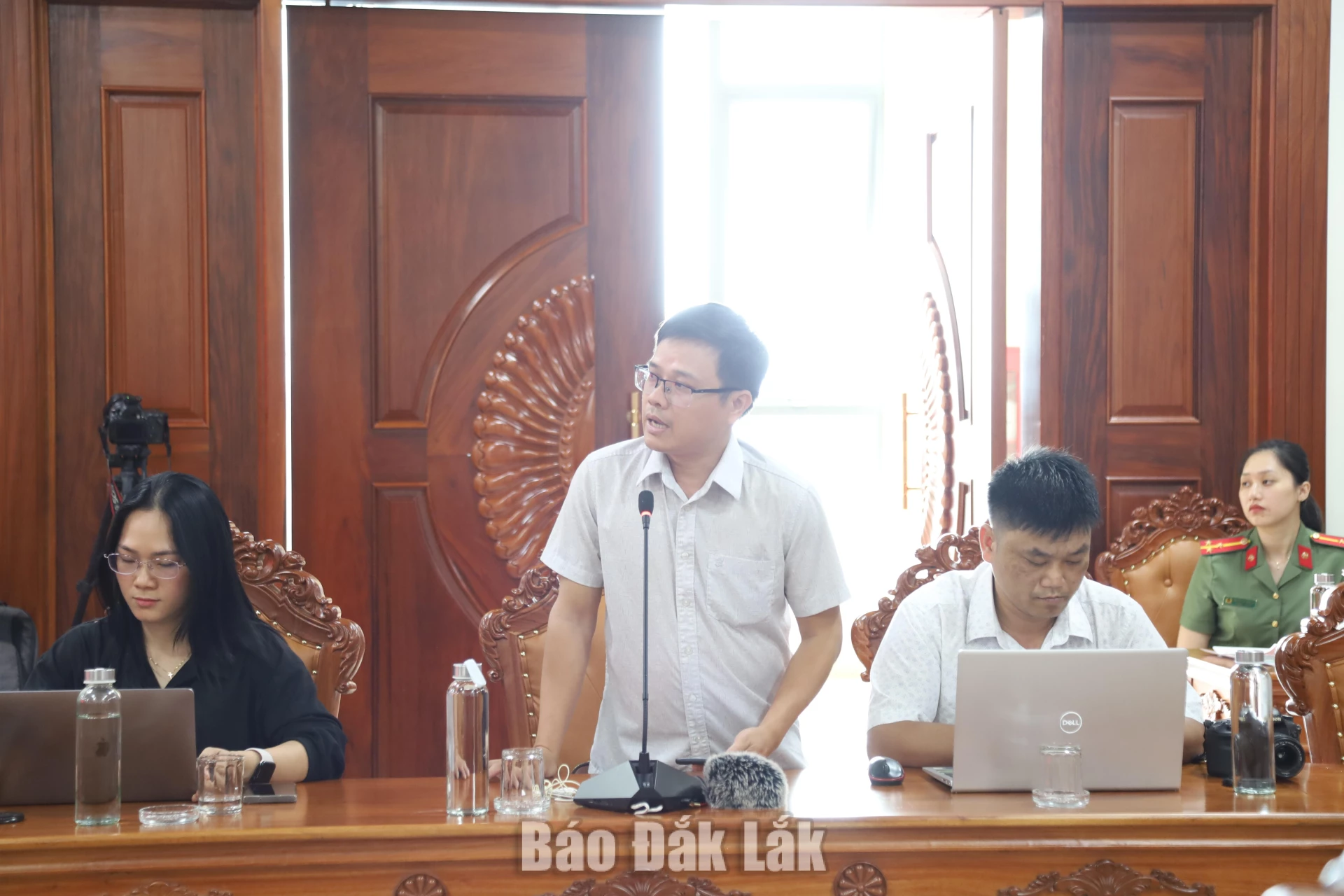 Công an tỉnh thông tin về hai vụ án lớn 4 Nhà báo Công Bắc, Đài Tiếng nói Việt Nam khu vực Tây Nguyên đặt câu hỏi tại buổi họp báo.