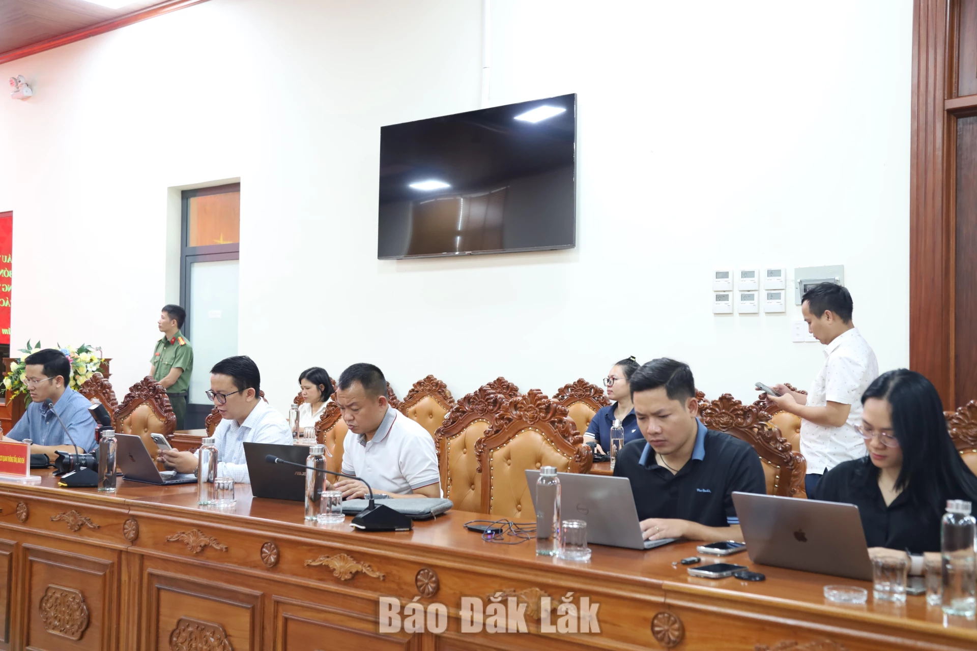 Công an tỉnh thông tin về hai vụ án lớn 3 Các phóng viên, nhà báo tham dự buổi họp.