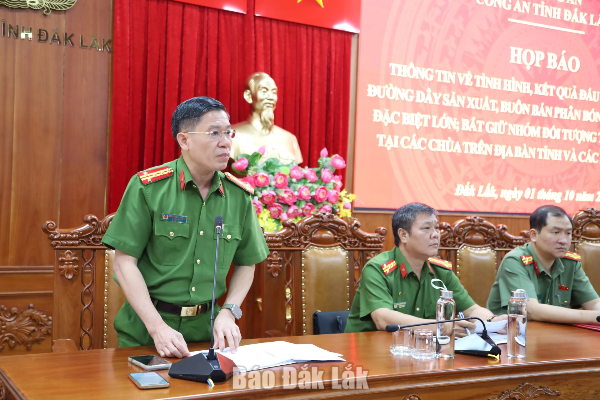 Công an tỉnh thông tin về hai vụ án lớn 5 Đại tá Trưởng phòng Cảnh sát điều tra tội phạm về tham nhũng, kinh tế, buôn lậu, môi trường (Phòng Cảnh sát kinh tế - PC03) Công an tỉnh Đắk Lắk) trả lời câu hỏi của nhà báo.