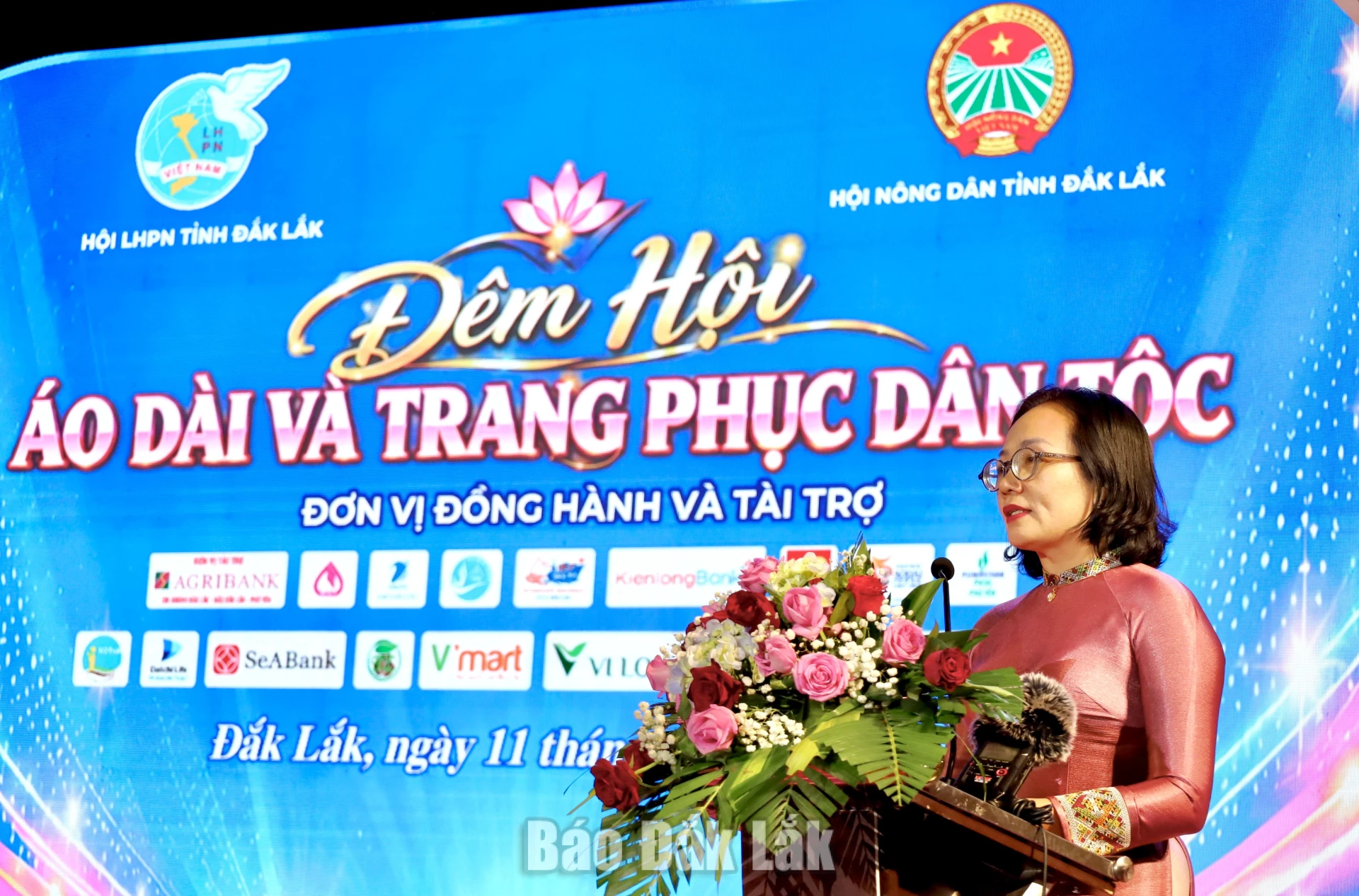Rực rỡ sắc màu văn hóa trong Đêm hội Áo dài và trang phục dân tộc 4 Chủ tịch Hội LHPN tỉnh Nguyễn Thị Hồng Thái phát biểu khai mạc đêm hội.