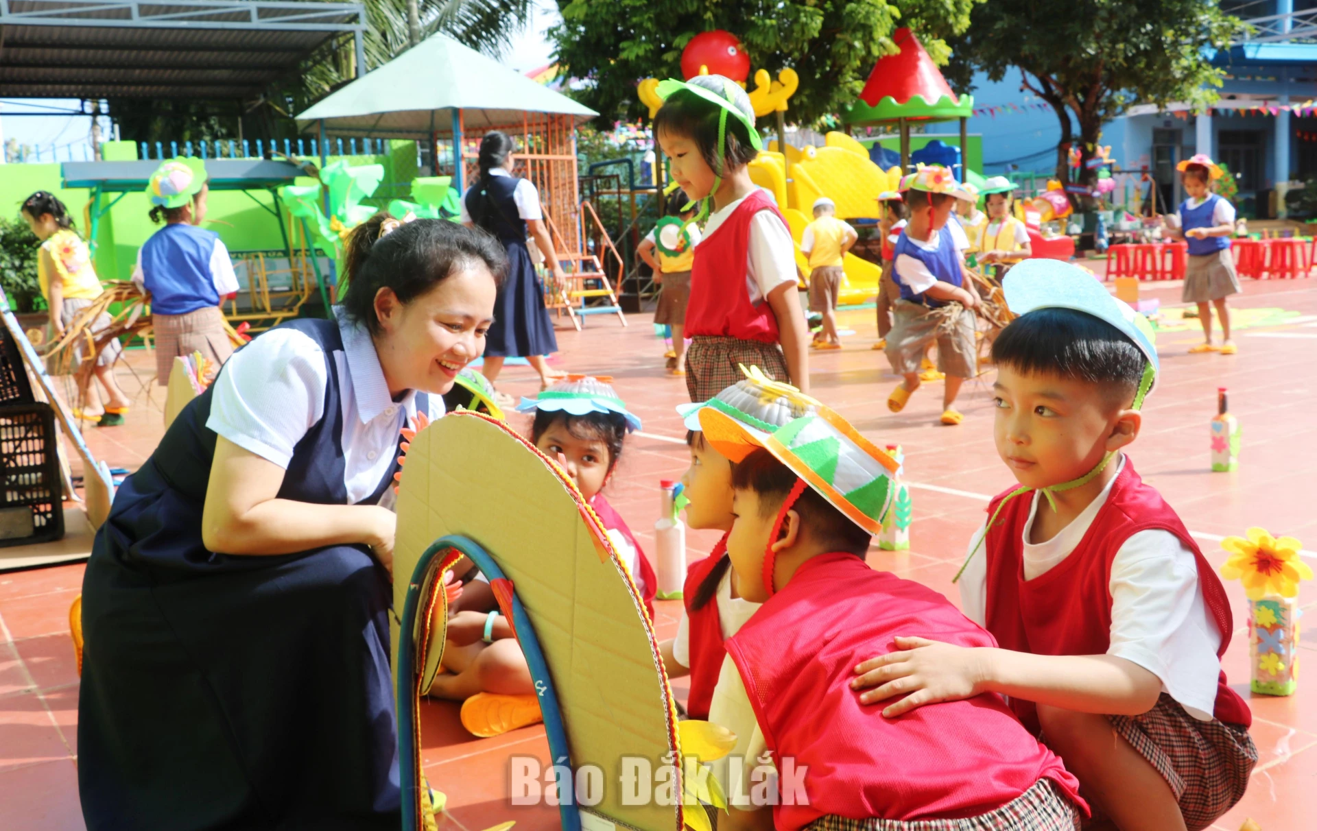 Cùng làm và chơi với sự hướng dẫn của cô giáo.