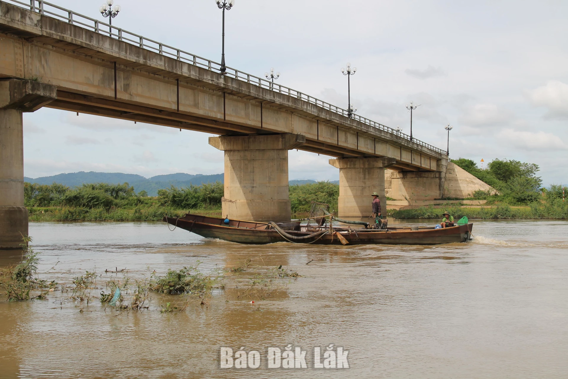 Phương tiện đường thủy di chuyển trên sông Krông Ana.