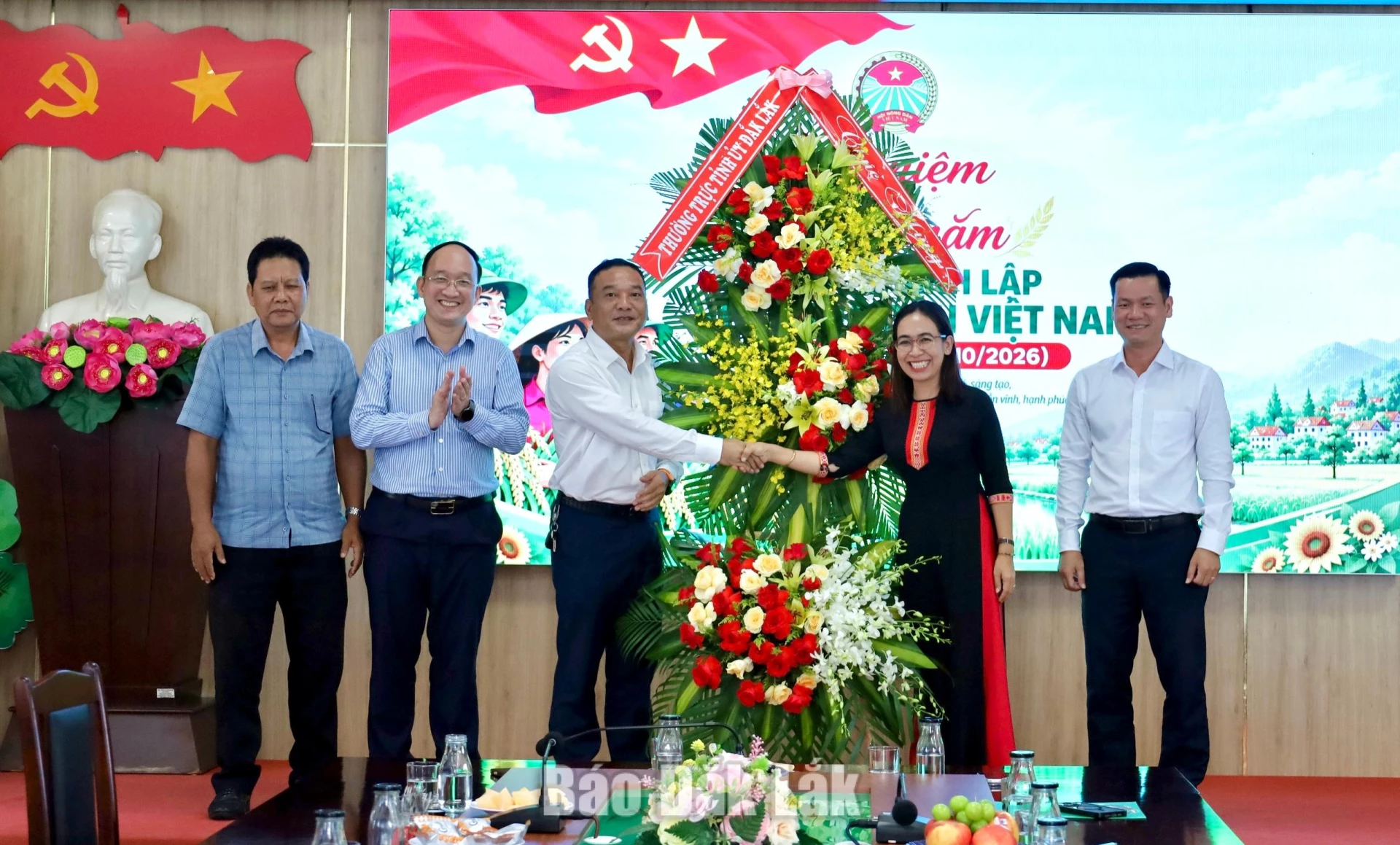 Thường trực Tỉnh ủy thăm, chúc mừng Hội Nông dân tỉnh 3 tặng hoa