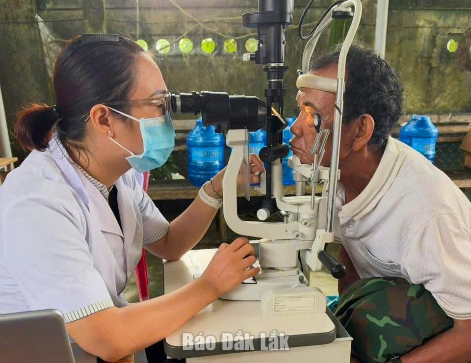 Một người dân xã Suối Trai thực hiện khám sức khỏe tại địa phương.