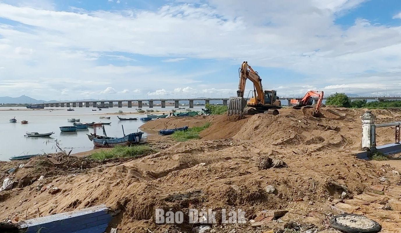Sau một thời gian dài sạt lở, hiện hè Bạch Đằng đang được gia cố lại. 