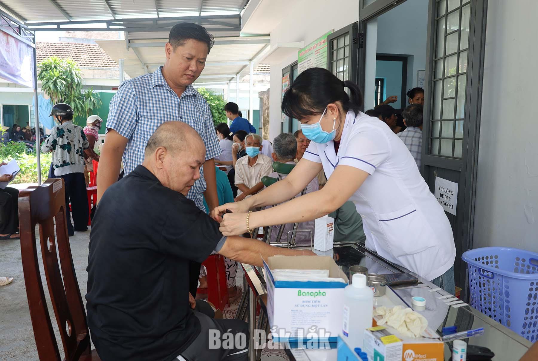Người dân xã Tây Hòa tham gia khám sức khỏe định kỳ, khám sàng lọc năm 2026.