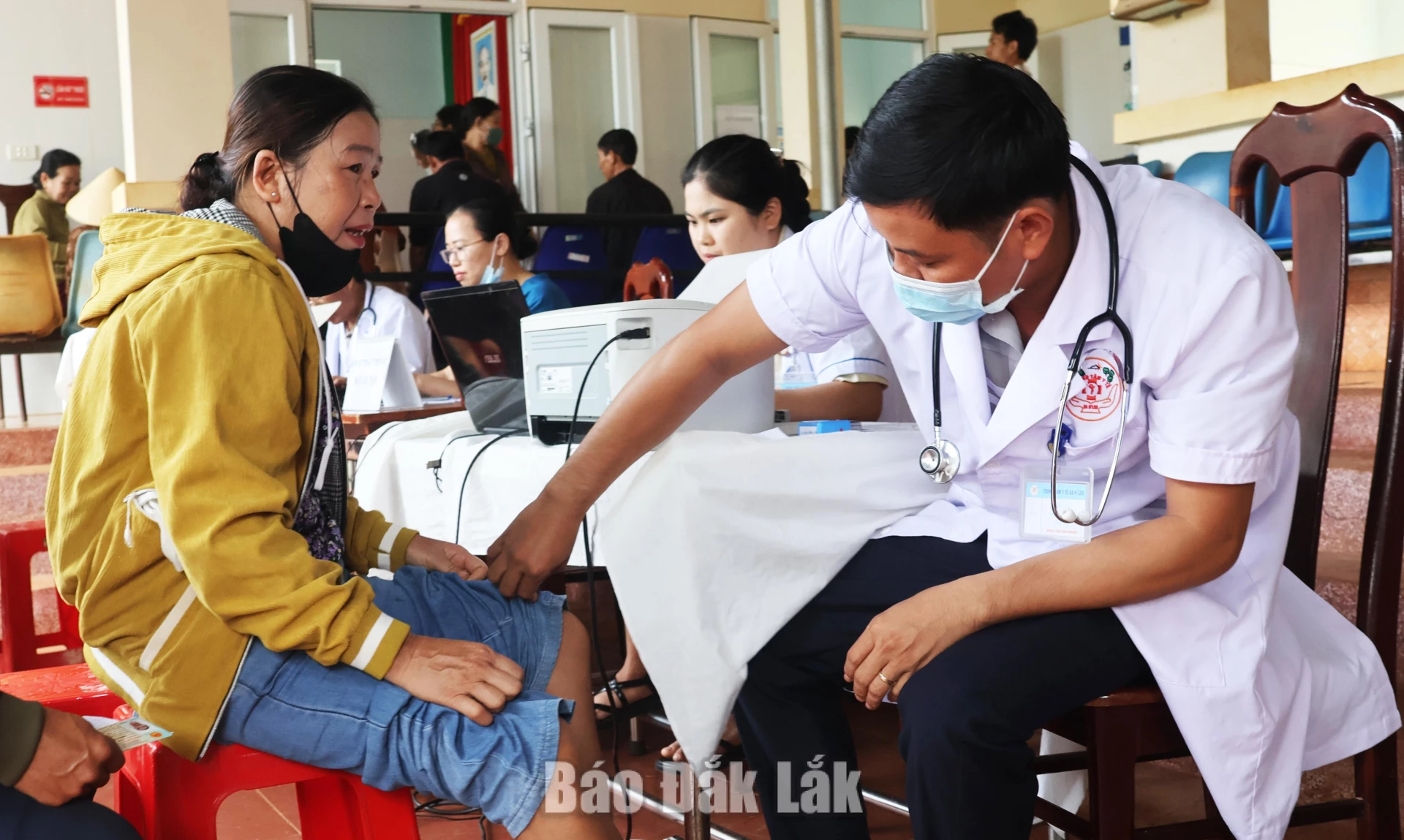 Ea Wy khám sức khỏe miễn phí cho hơn 20 nghìn người dân 1 Người dân khám sức khỏe tại Trạm Y tế xã Ea Wy trung tuần tháng 10.