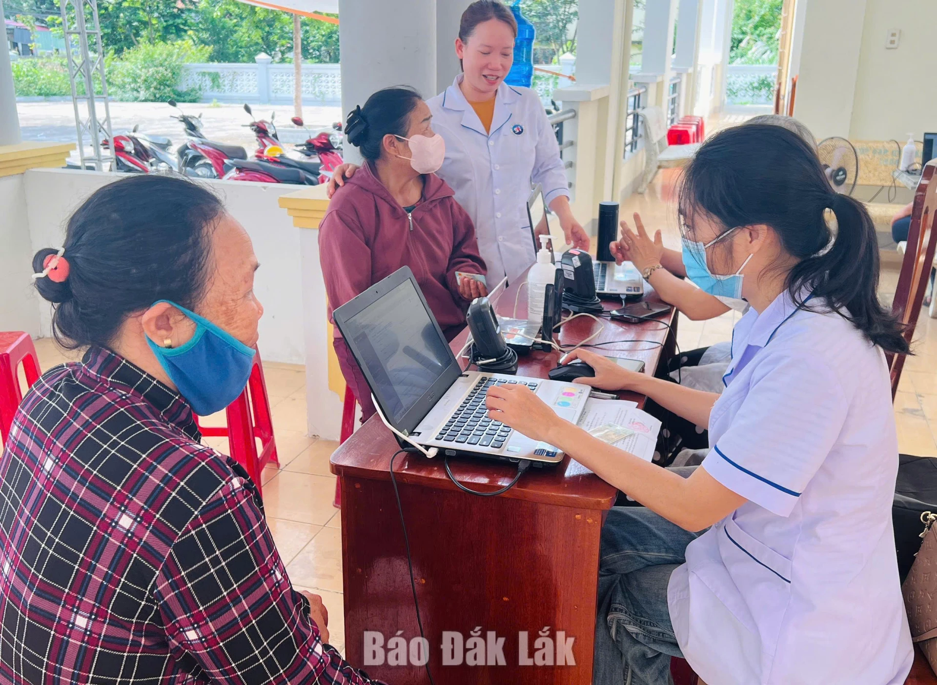 Xã Sơn Hòa khám sức khỏe đợt 4 cho hơn 3.000 người dân 2 Đội ngũ y bác sĩ khám sức khỏe cho người dân xã Sơn Hòa.
