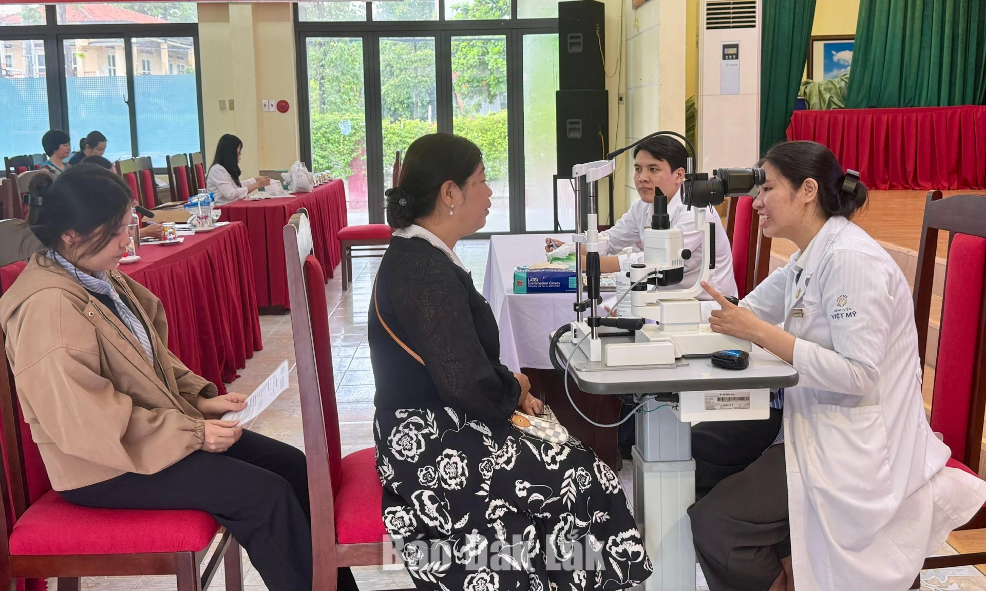 Gần 100 lao động nữ được tư vấn, khám sức khỏe 2
Đoàn viên, người lao động nữ được tư vấn, khám các bệnh về mắt miễn phí tại chương trình.