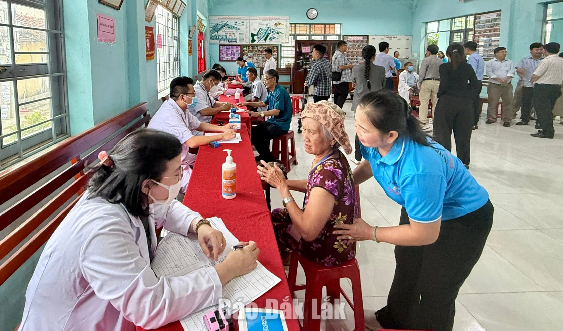 Hơn 84% người dân Đắk Lắk khám sức khỏe định kỳ 5 Các địa phương tiếp tục đẩy mạnh tuyên truyền, vận động, giải thích cụ thể về mục đích, ý nghĩa và lợi ích của chương trình, giúp người dân hiểu rõ quyền lợi, chủ động tham gia khám.