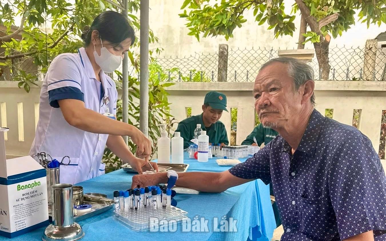 Người dân được khám sức khỏe trong chương trình.
