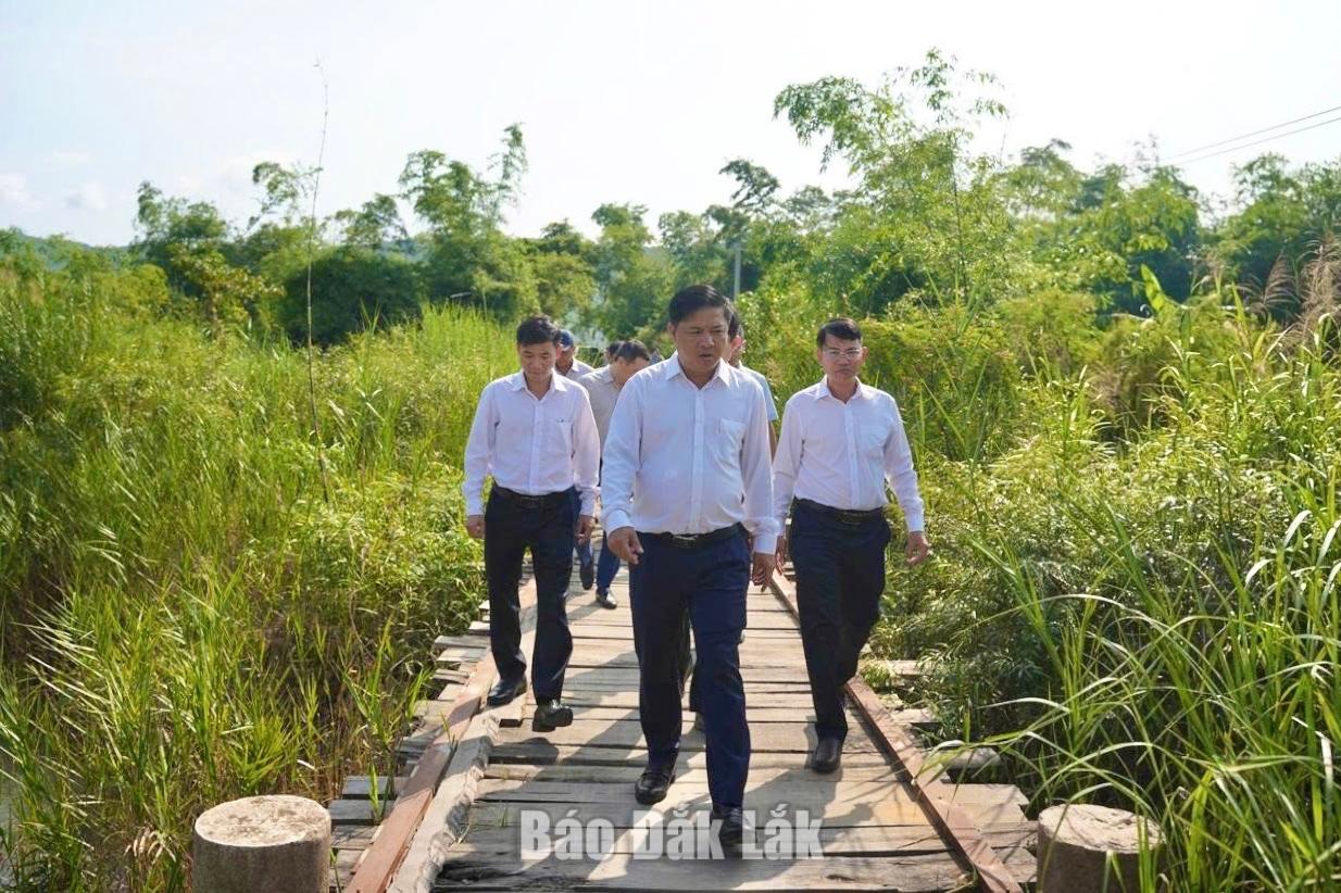 Bí thư Tỉnh ủy Lương Nguyễn Minh Triết kiểm tra công tác phòng, chống thiên tai tại xã Đồng Xuân 1 Đồng chí Lương Nguyễn Minh Triết, Ủy viên Trung ương Đảng, Bí thư Tỉnh ủy, Trưởng Đoàn ĐBQH tỉnh thị sát khu vực cầu Sông Cô.