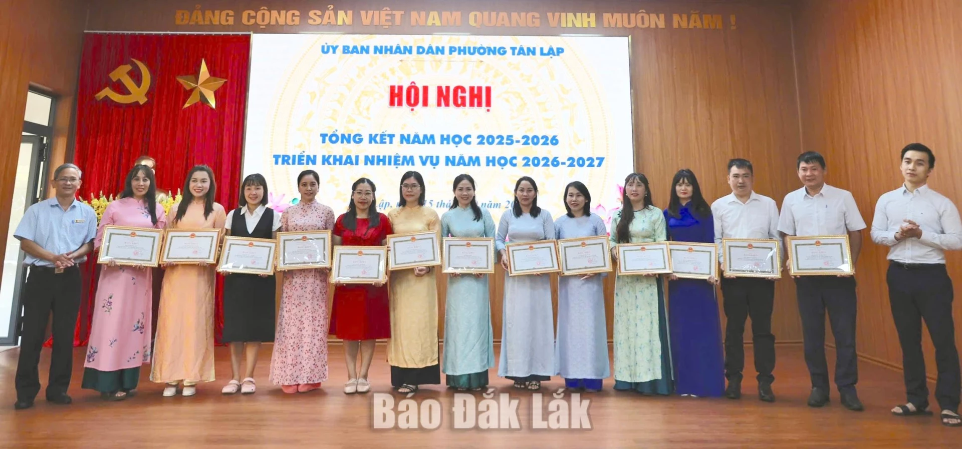 Lãnh đạo Phòng VH-XH phường Tân Lập trao bằng khen của UBND tỉnh cho tập thể và các cá nhân có thành tích xuất sắc trong năm học 2025 - 2026.