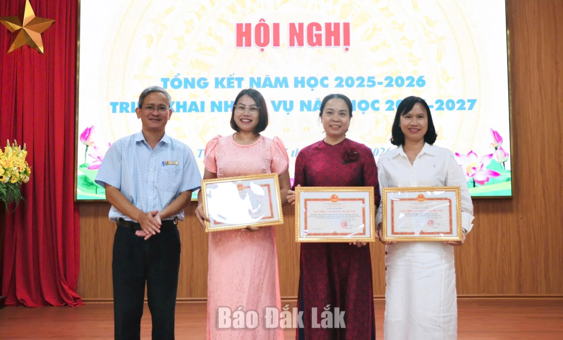 Trưởng phòng Văn hóa - Xã hội phường Tân Lập Nguyễn Văn Kiên trao bằng khen danh hiệu tập thể Lao động xuất sắc của UBND tỉnh cho 3 tập thể.