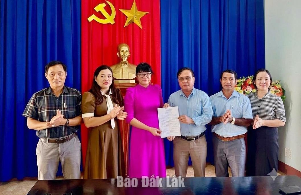Krông Năng hoàn thành cho thuê 100% cơ sở nhà, đất dôi dư sau sắp xếp 1 Trung tâm Cung ứng dịch vụ sự nghiệp công xã Krông Năng trao