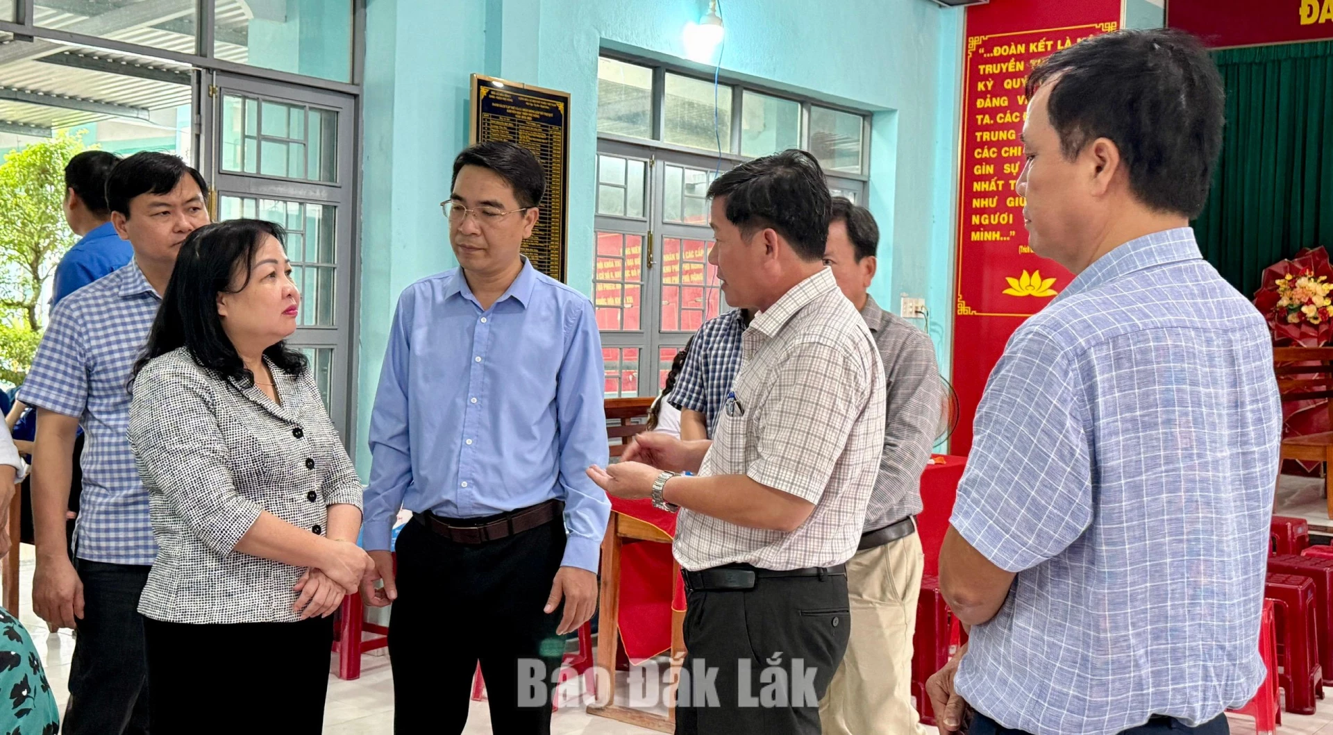 Hơn 84% người dân Đắk Lắk khám sức khỏe định kỳ 3 Lãnh đạo phường Phú Yên báo cáo tình hình thực hiện chương trình với đoàn khảo sát.