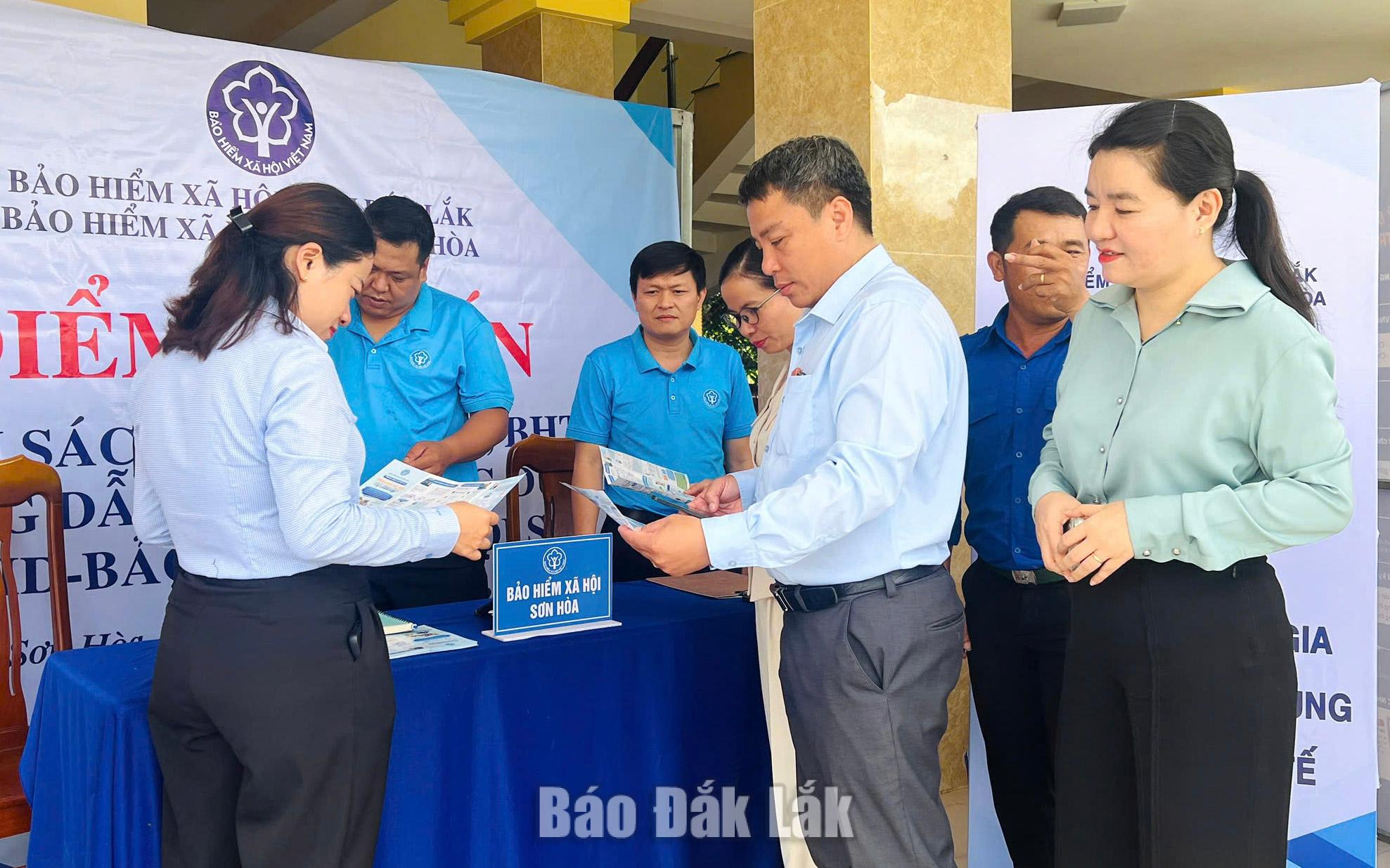 Lãnh đạo xã Sơn Hòa thăm một gian hàng thúc đẩy ứng dụng công nghệ trong đời sống.