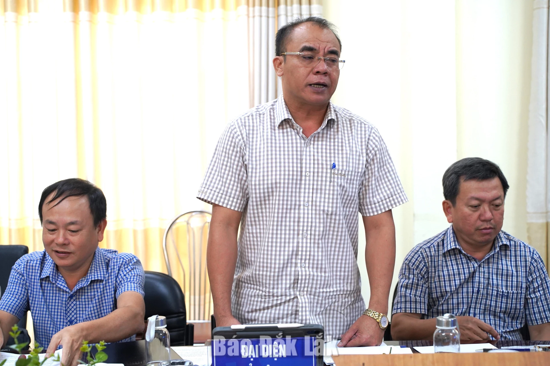 Phó Giám đốc Sở Nội vụ Y Mơ Mlô làm rõ thêm một số nội dung liên quan.