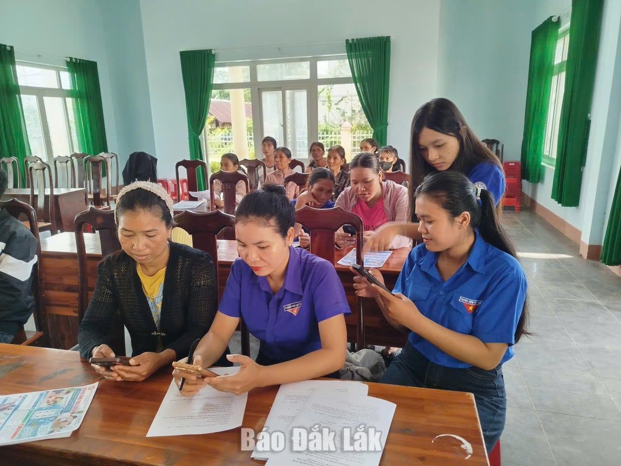 Xã Liên Sơn Lắk triển khai hành chính công lưu động tại các thôn, buôn 1 Thành viên Tổ công nghệ cộng đồng hỗ trợ người dân cài đặt ứng dụng Đắk Lắk số.