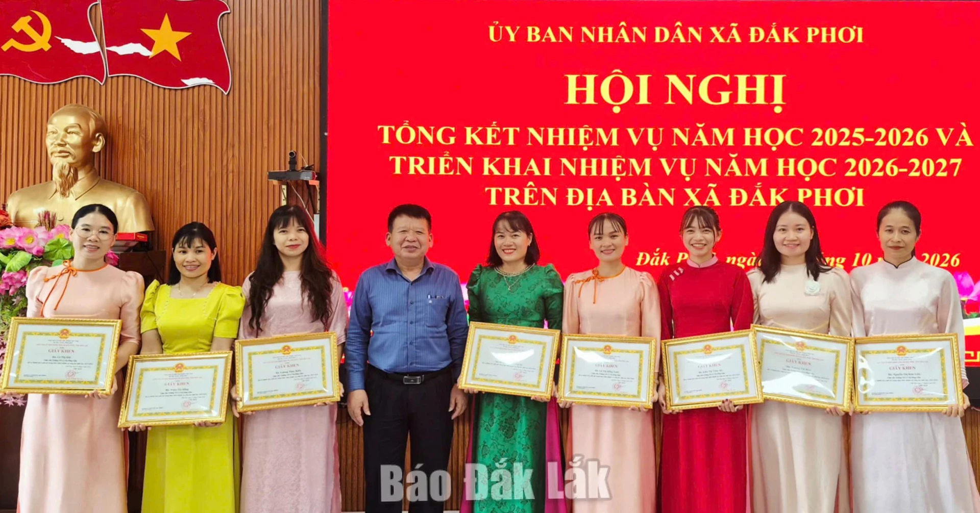 Xã Đắk Phơi nâng cao chất lượng giáo dục, ổn định trường lớp sau sáp nhập 2 Bí thư Đảng ủy xã Đắk Phơi Nguyễn Quang Dũng tặng giấy khen cho các cá nhân có thành tích xuất sắc trong năm học 2025 - 2026.
