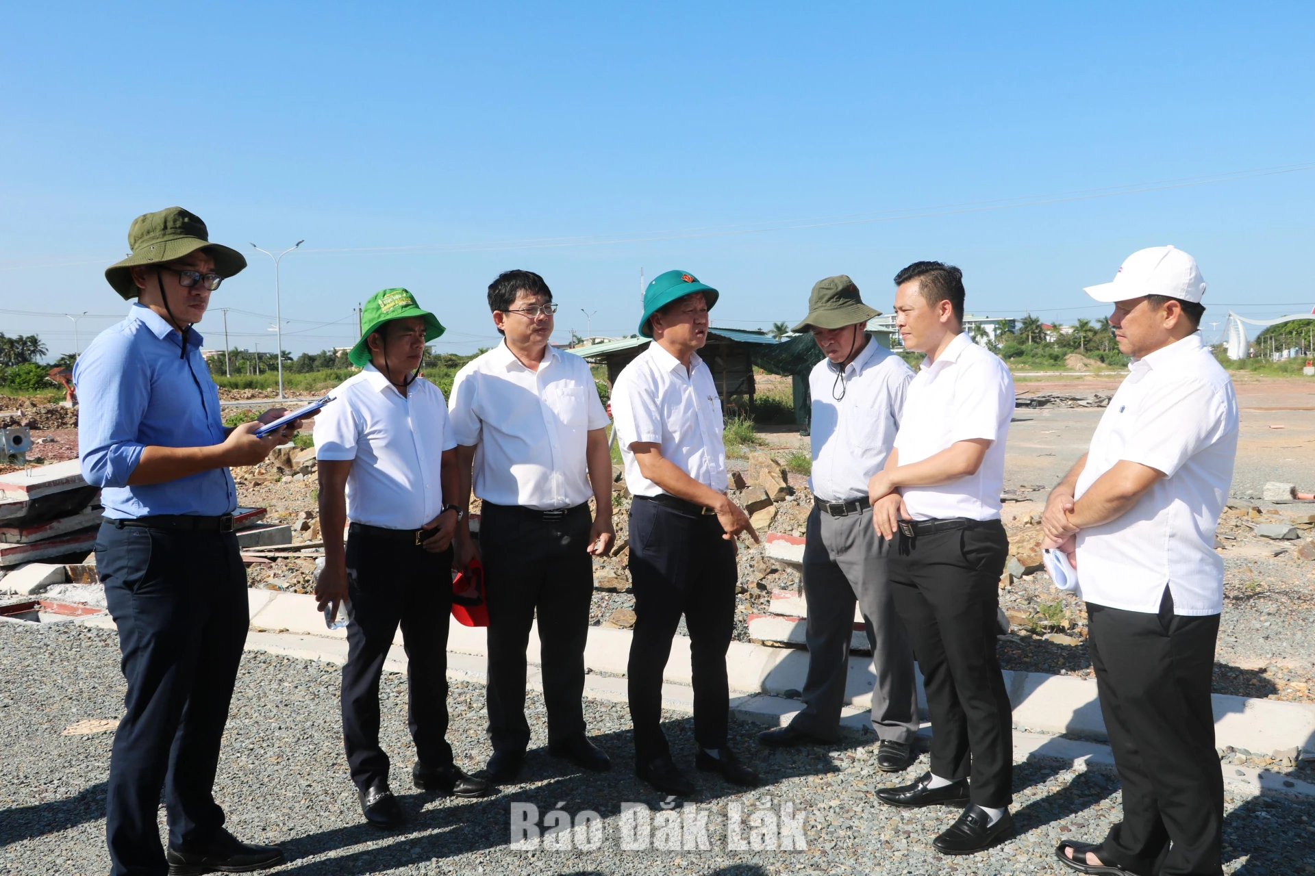 Đẩy nhanh giải phóng mặt bằng, bảo đảm tiến độ giải ngân 1 Phó Chủ tịch UBND tỉnh Đào Mỹ cùng đoàn công tác kiểm tra dự án
