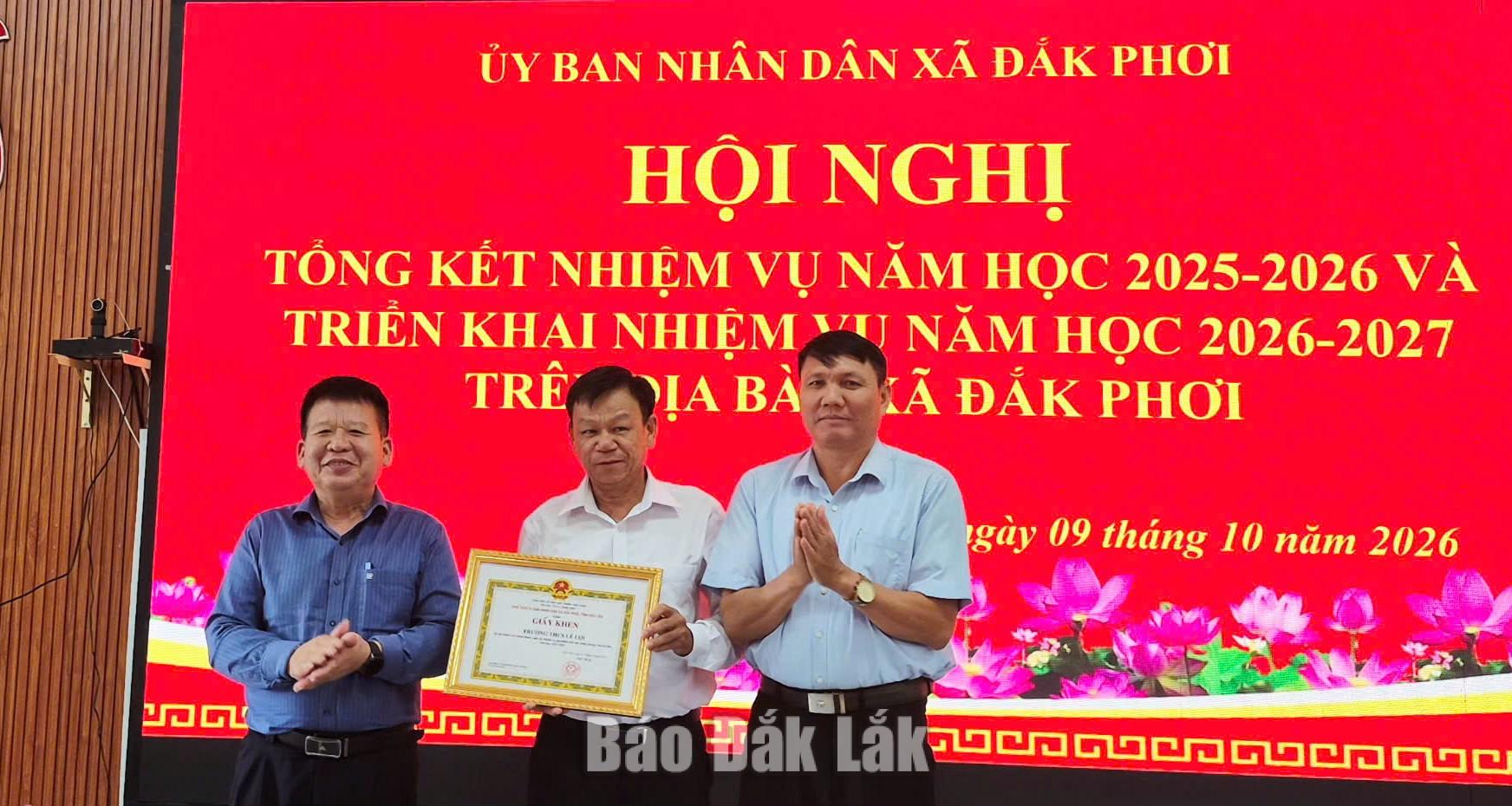 Xã Đắk Phơi nâng cao chất lượng giáo dục, ổn định trường lớp sau sáp nhập 1 Lãnh đạo xã Đắk Phơi tặng giấy khen cho tập thể có thành tích xuất sắc trong năm học 2025 - 2026.