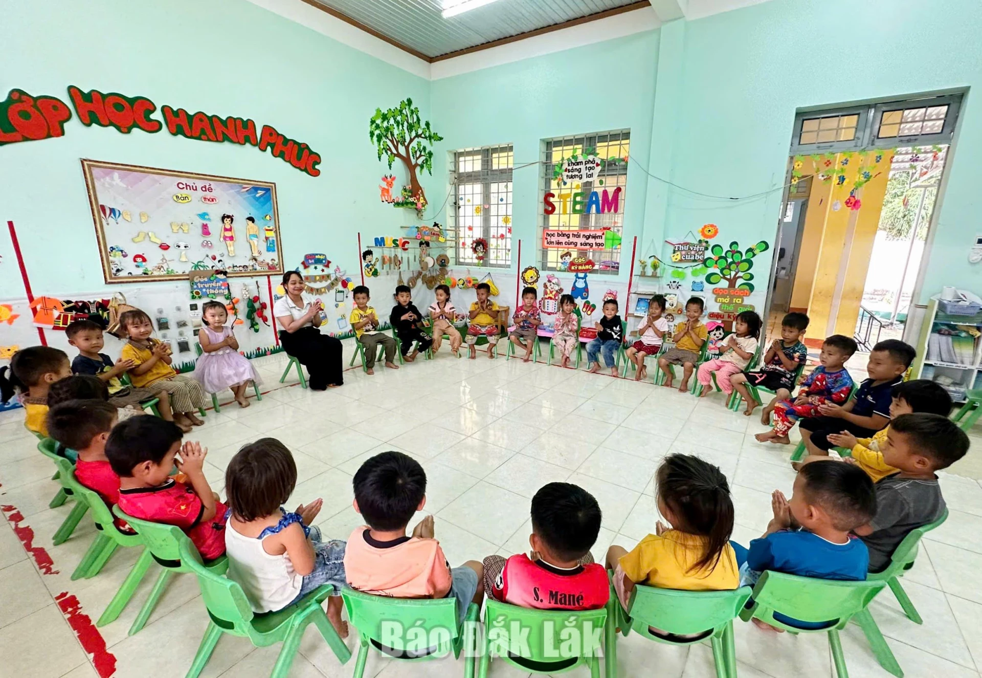 Cô trò Trường Mẫu giáo Hoa Pơ Lang tập hát tiếng Việt. 