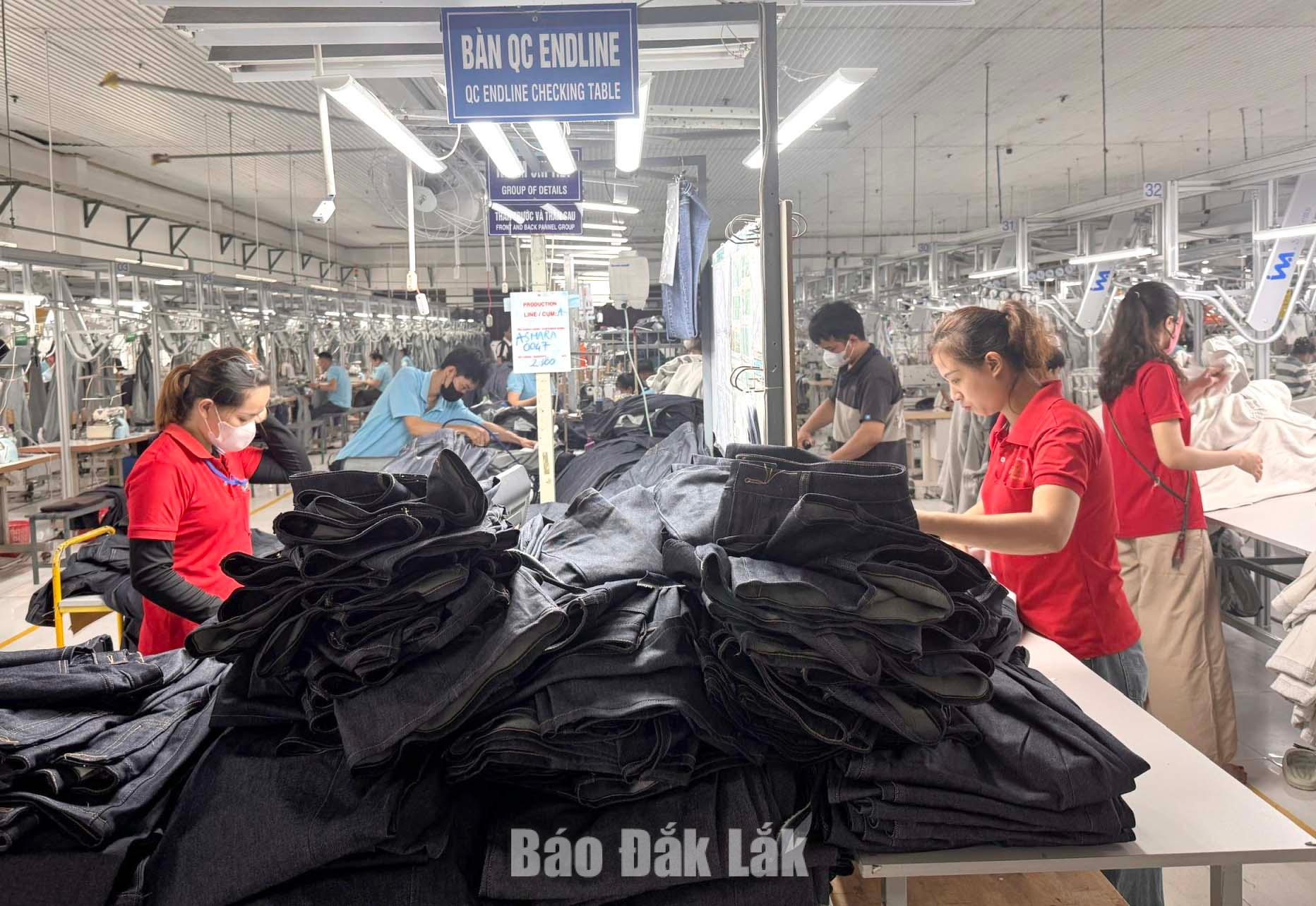Công ty Cổ phần Đầu tư quốc tế Phong Phú - Phú Yên không ngừng cải tiến hệ thống nhà máy để nâng cao năng suất, đáp ứng yêu cầu của các đơn hàng. 

