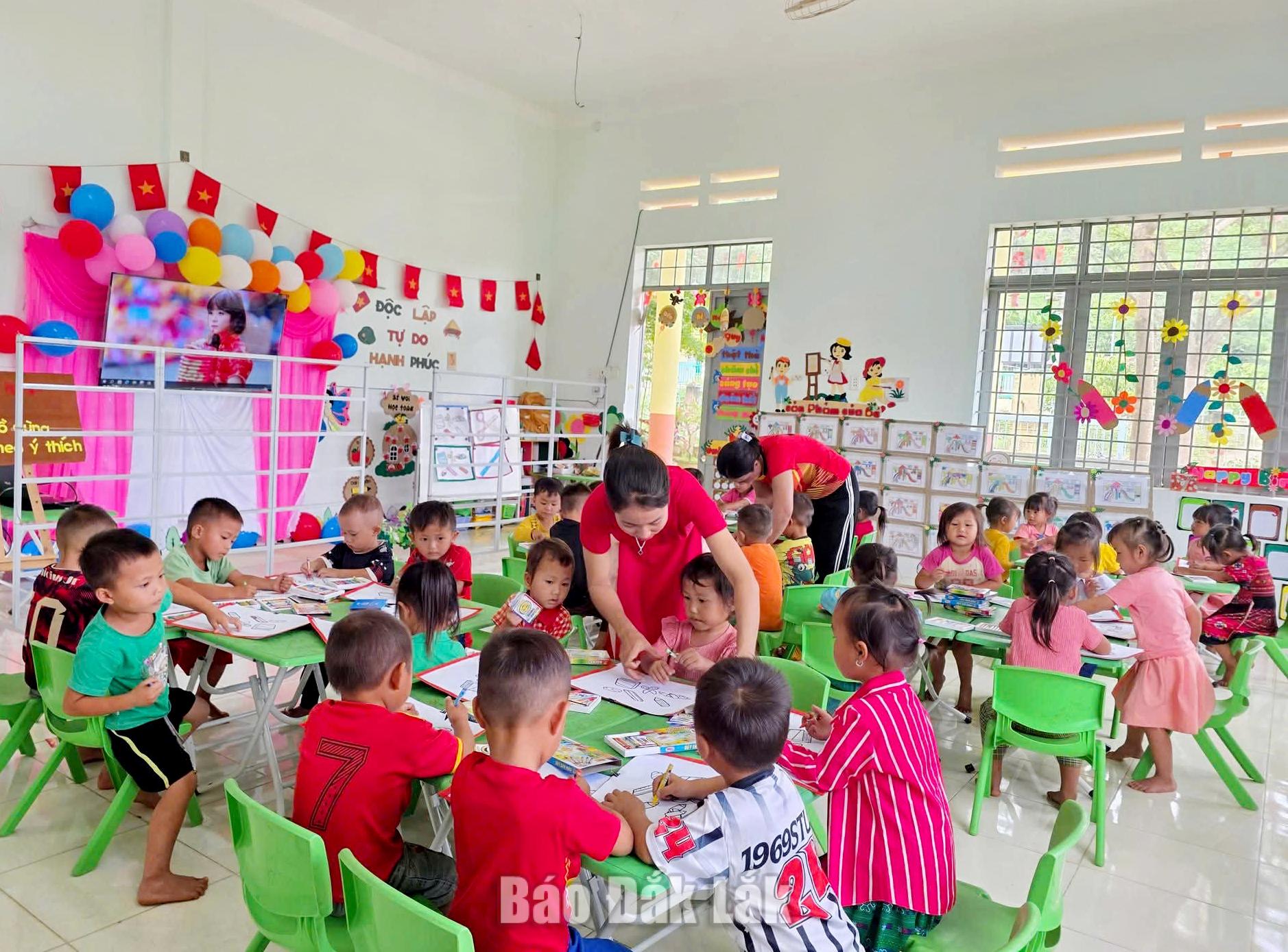 Một tiết học của cô trò Trường Mẫu giáo Hoa Pơ Lang, xã Cư Pui. 

