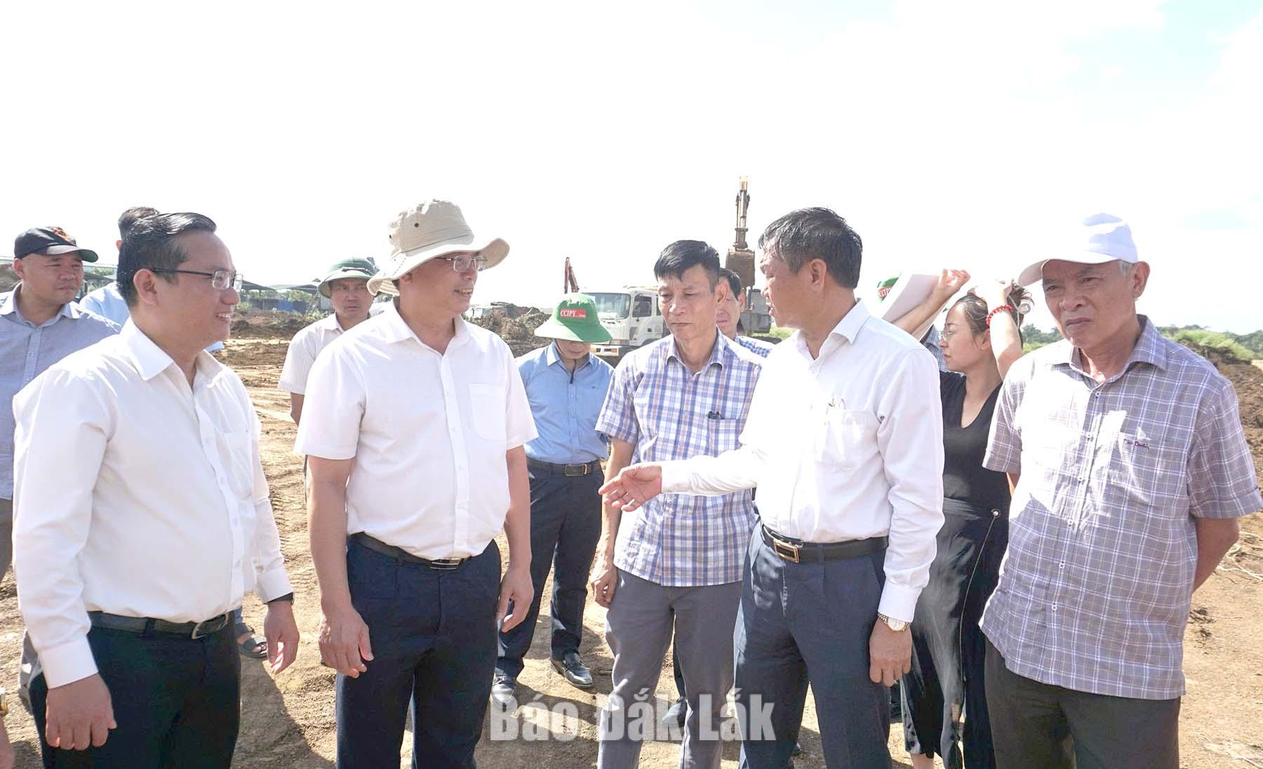 Đẩy nhanh giải ngân vốn đầu tư công, tạo động lực tăng trưởng 3 Phó Chủ tịch UBND tỉnh Đào Mỹ kiểm tra các dự án giao thông tại Khu công nghiệp Hòa Phú. Ảnh: K.Lê