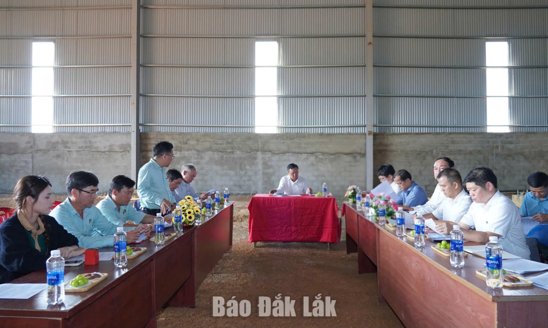 Phó Chủ tịch UBND tỉnh Đào Mỹ kiểm tra tiến độ các dự án công nghiệp 2 Đại diện Công ty Cổ phần Sơn Phú Tuy An báo cáo tình hình triển khai dự án với đoàn công tác.