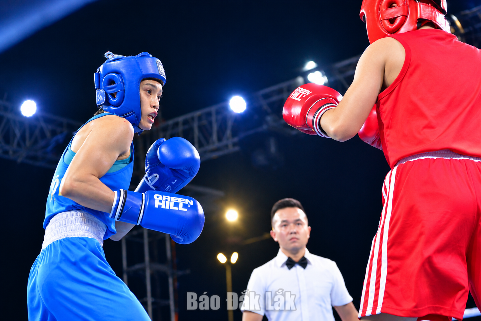Võ sĩ boxing Nguyễn Thị Tâm mang về tấm huy chương Bạc thứ 2 cho Đoàn thể thao Việt Nam 1 Nguyễn Thị Tâm (găng xanh) mang tấm huy chương Bạc thứ 2 về cho Đoàn Thể thao Việt Nam.