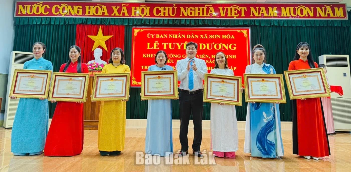 Lãnh đạo xã Sơn Hòa trao bằng khen của Thủ tướng Chính phủ cho các cá nhân đạt thành tích.