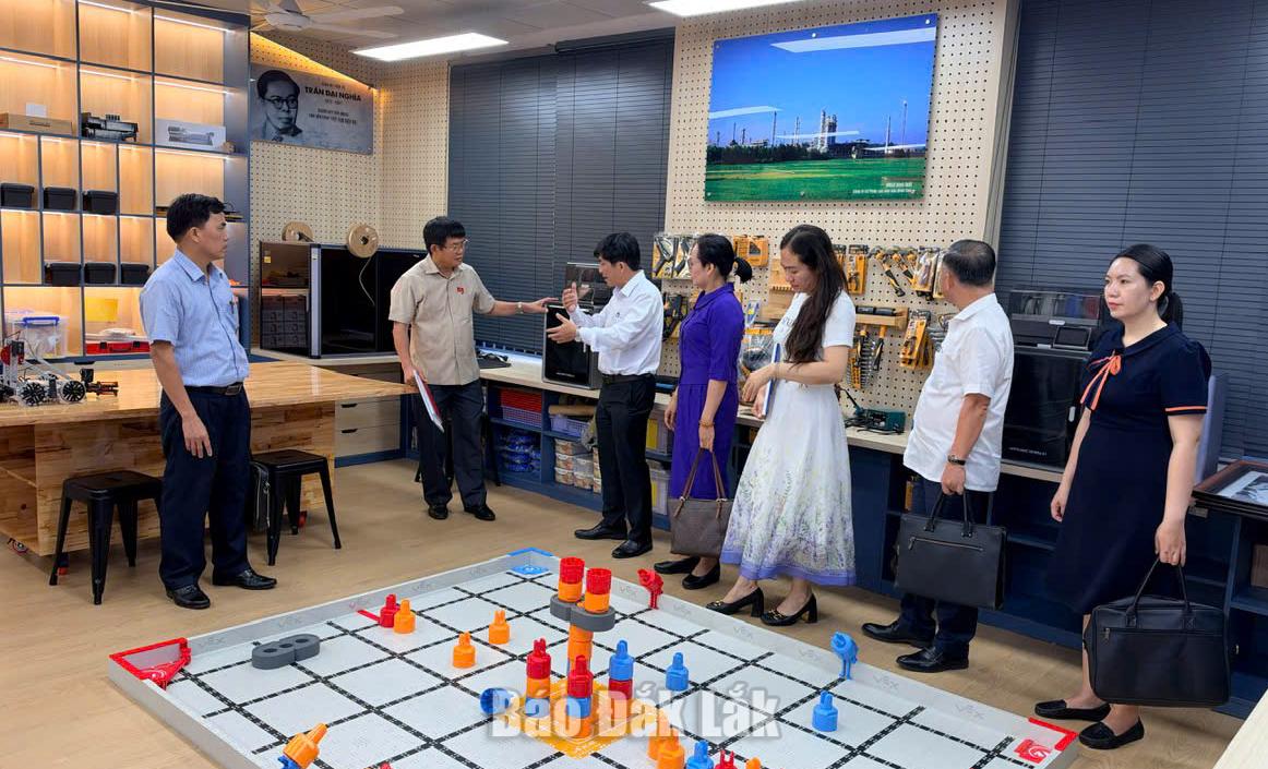 Đoàn đi khảo sát thực tế tại Trường THPT Nguyễn Huệ.