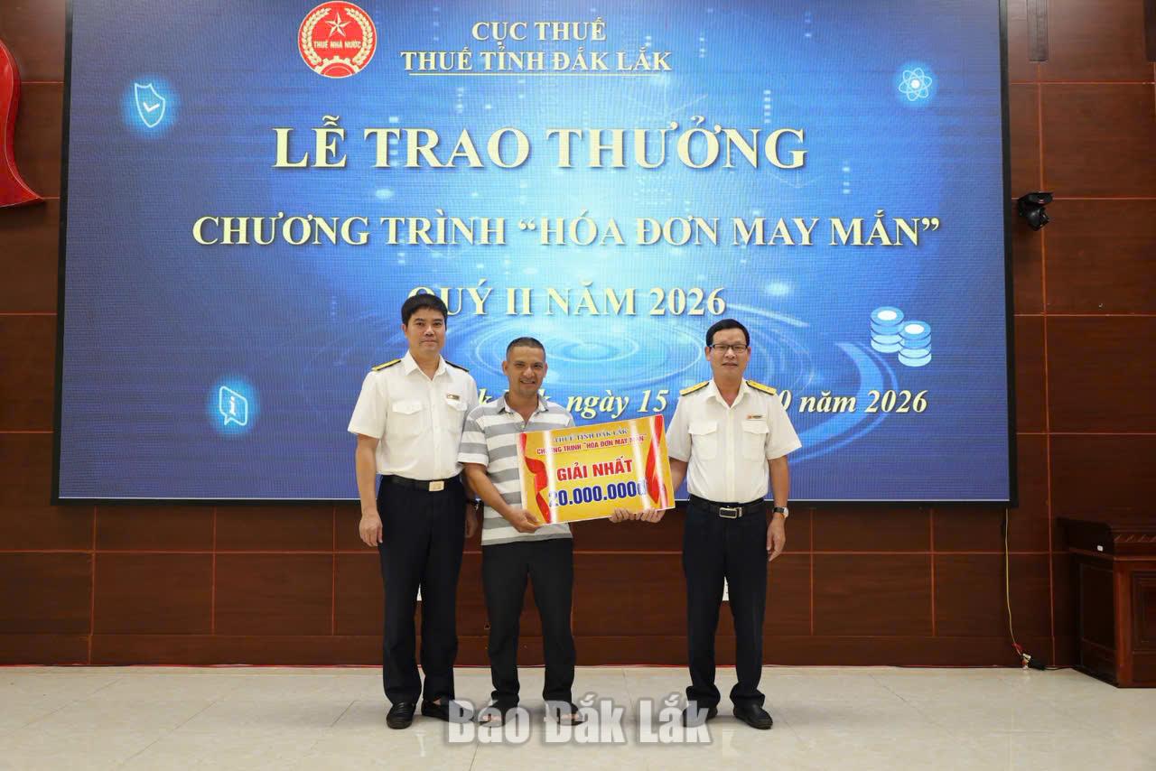 Thuế tỉnh Đắk Lắk trao giải Nhất cho người mua hàng may mắn.
