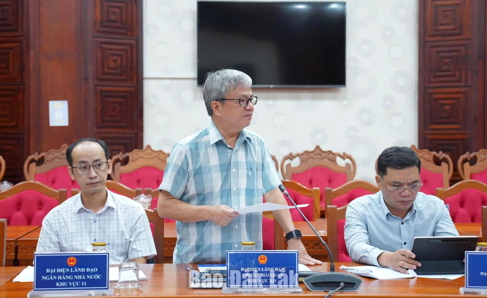 Đoàn ĐBQH tỉnh lấy ý kiến góp ý đối với 8 dự thảo Luật 2 Ông Hồ Văn Dũng - Phó Chi cục trưởng Chi cục Hải quan khu vực XIV phát biểu thảo luận tại hội nghị.