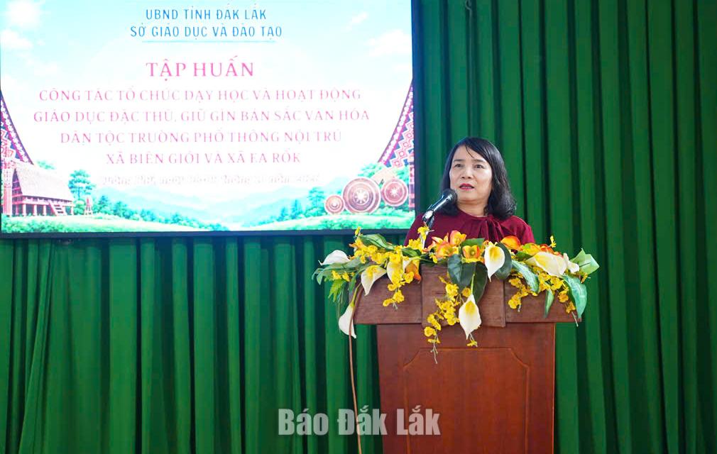 Tập huấn công tác tổ chức dạy học và hoạt động giáo dục đặc thù tại các trường phổ thông nội trú xã biên giới 2 Phó Giám đốc Sở GD&ĐT Võ Thị Minh Duyên phát biểu tại lớp tập huấn.
