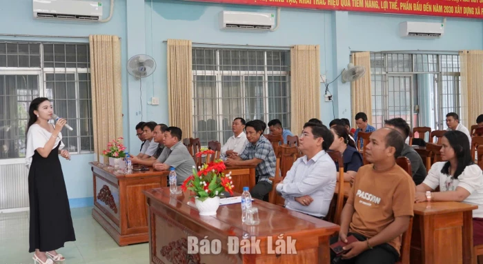 Các đại biểu tham gia tập huấn kỹ năng livestream, giới thiệu sản phẩm trên nền tảng số. 