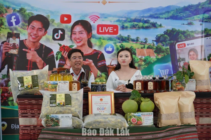 Bí thư Đảng ủy, Chủ tịch HĐND xã Phú Mỡ Bùi Xuân Cường tham gia livestream giới thiệu sản phẩm đặc trưng tiêu biểu của địa phương.