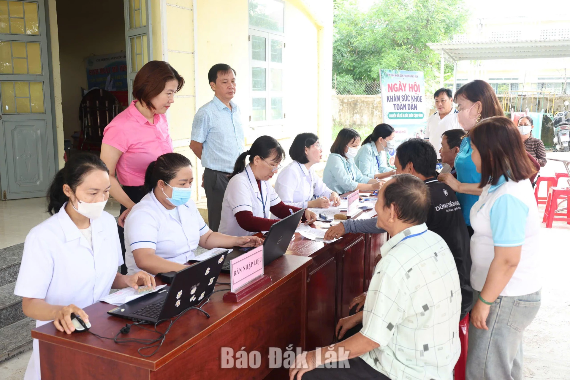 Phường Phú Yên khám sức khỏe lưu động cho người dân 1 Người dân đến khám sức khỏe tại Nhà văn hóa khu phố Phước Lộc 2.