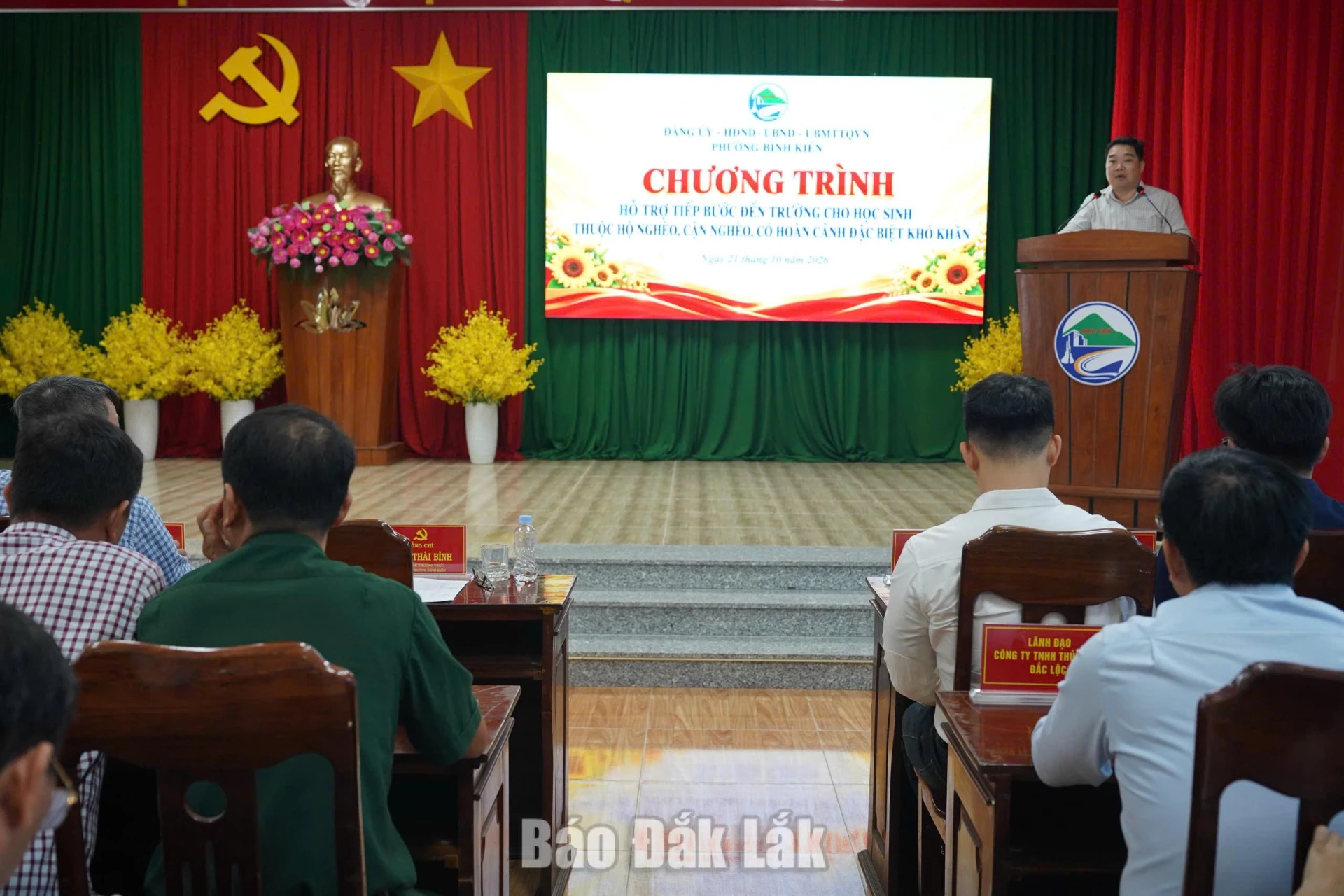 Bình Kiến trao quà “Tiếp bước đến trường” cho học sinh khó khăn 1 Quang cảnh chương trình.