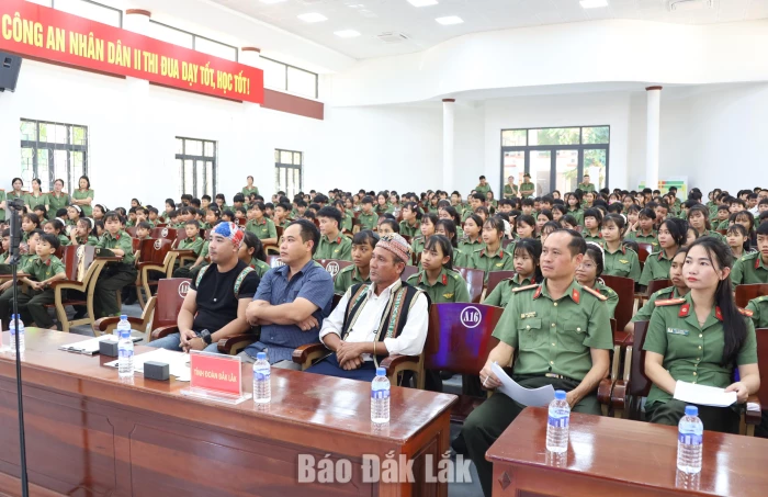 Trang bị kỹ năng phòng, chống xâm hại trực tuyến cho học sinh 2 Các đại biểu tham dự chương trình.
