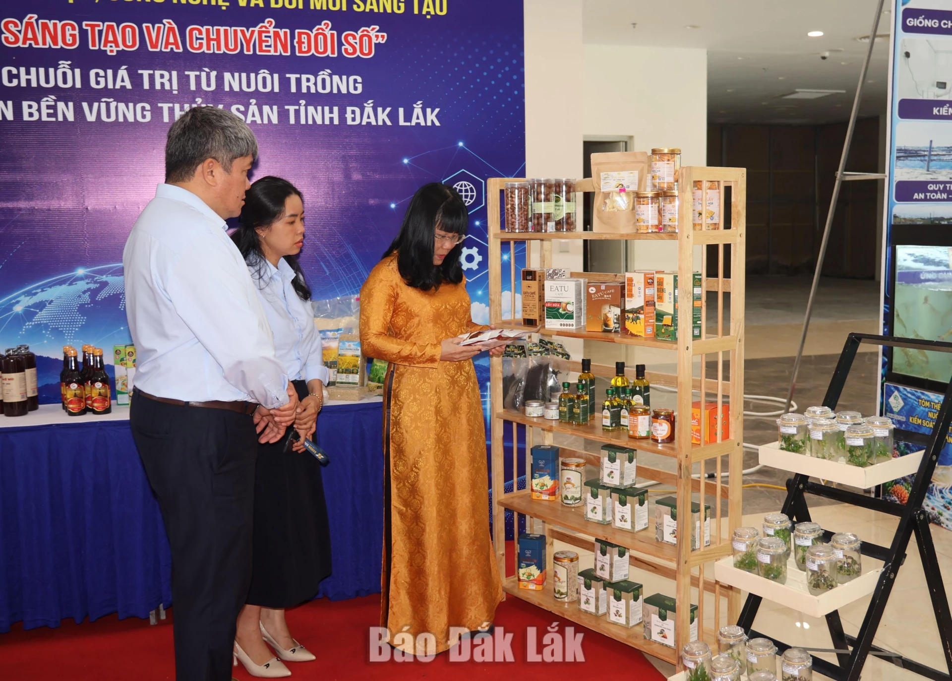 Phó Chủ tịch Thường trực UBND tỉnh Hồ Thị Nguyên Thảo và các đại biểu tham quan các gian hàng công nghệ.