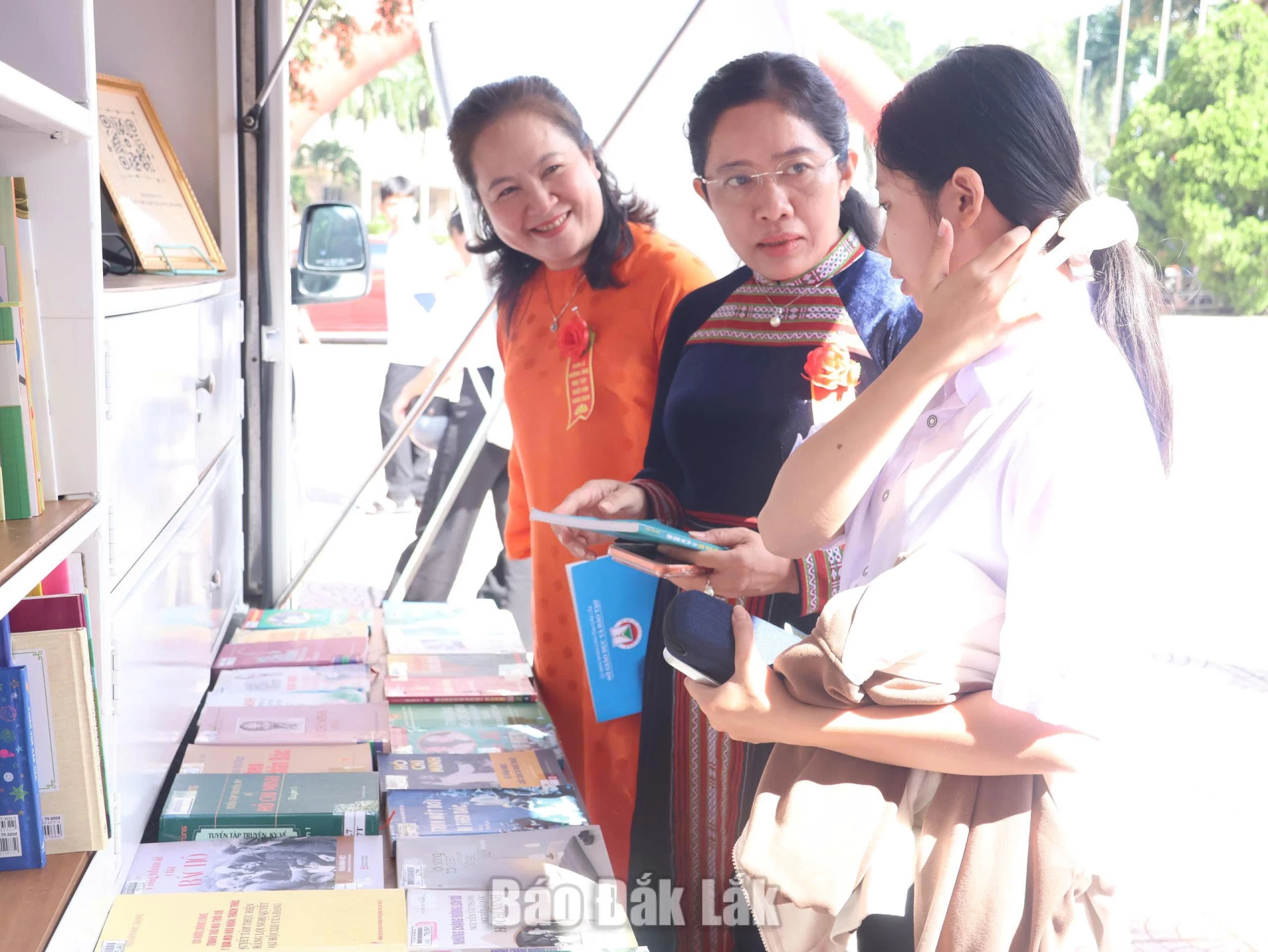 Từ thói quen tự học đến học tập suốt đời 1 Giám đốc Sở GD&ĐT Lê Thị Thanh Xuân (giữa) trò chuyện với học sinh về cách lựa chọn sách trong quá trình tự học.