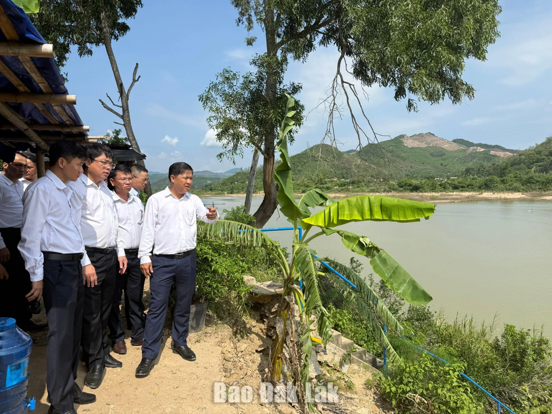 Bí thư Tỉnh ủy Lương Nguyễn Minh Triết kiểm tra công tác phòng, chống thiên tai tại xã Đồng Xuân 4 khu vực sạt lở gần Trạm Thủy văn Hà Bằng.